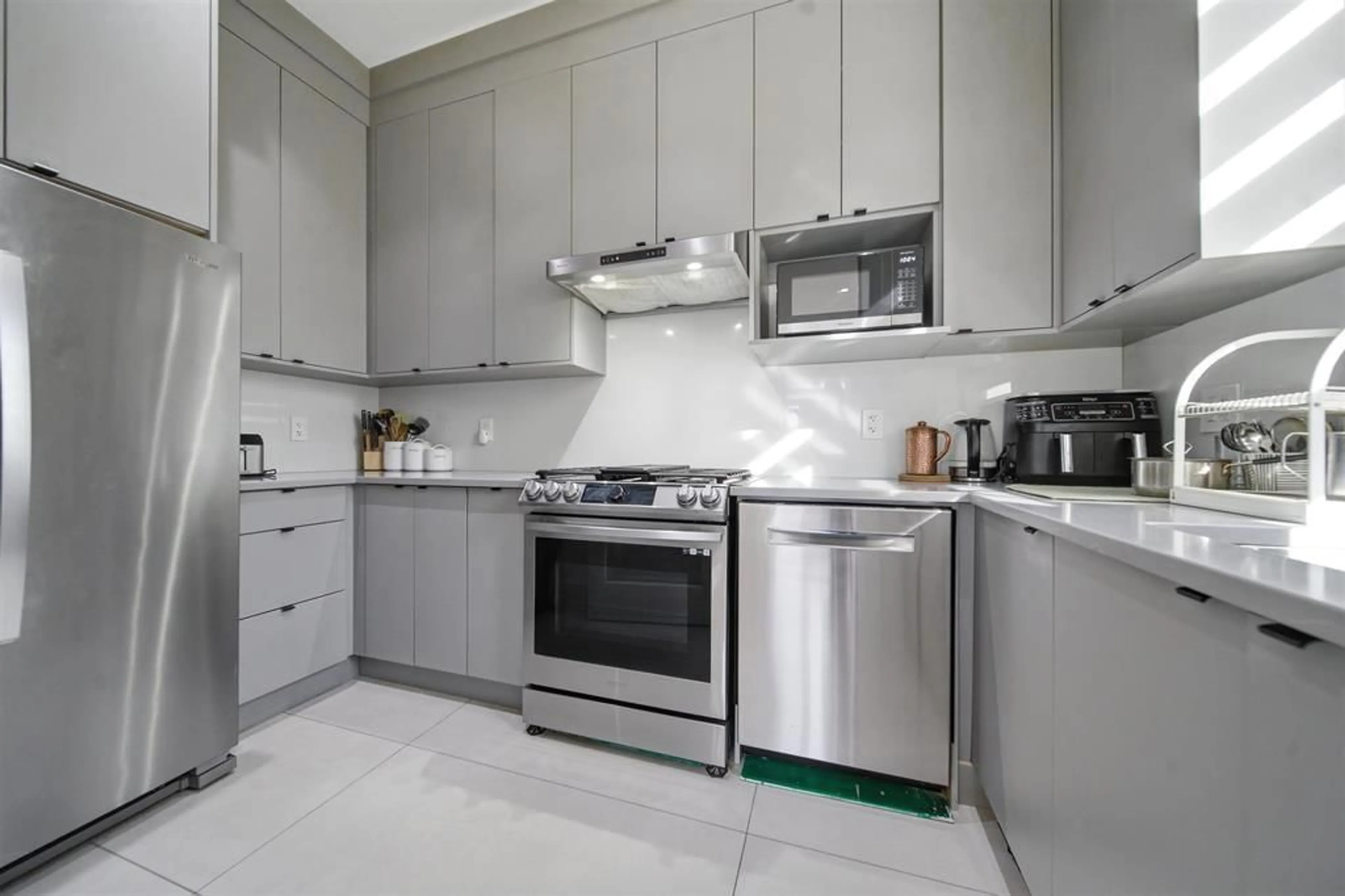 Standard kitchen, ceramic/tile floor for 14718 90A AVENUE, Surrey British Columbia V3R1B2