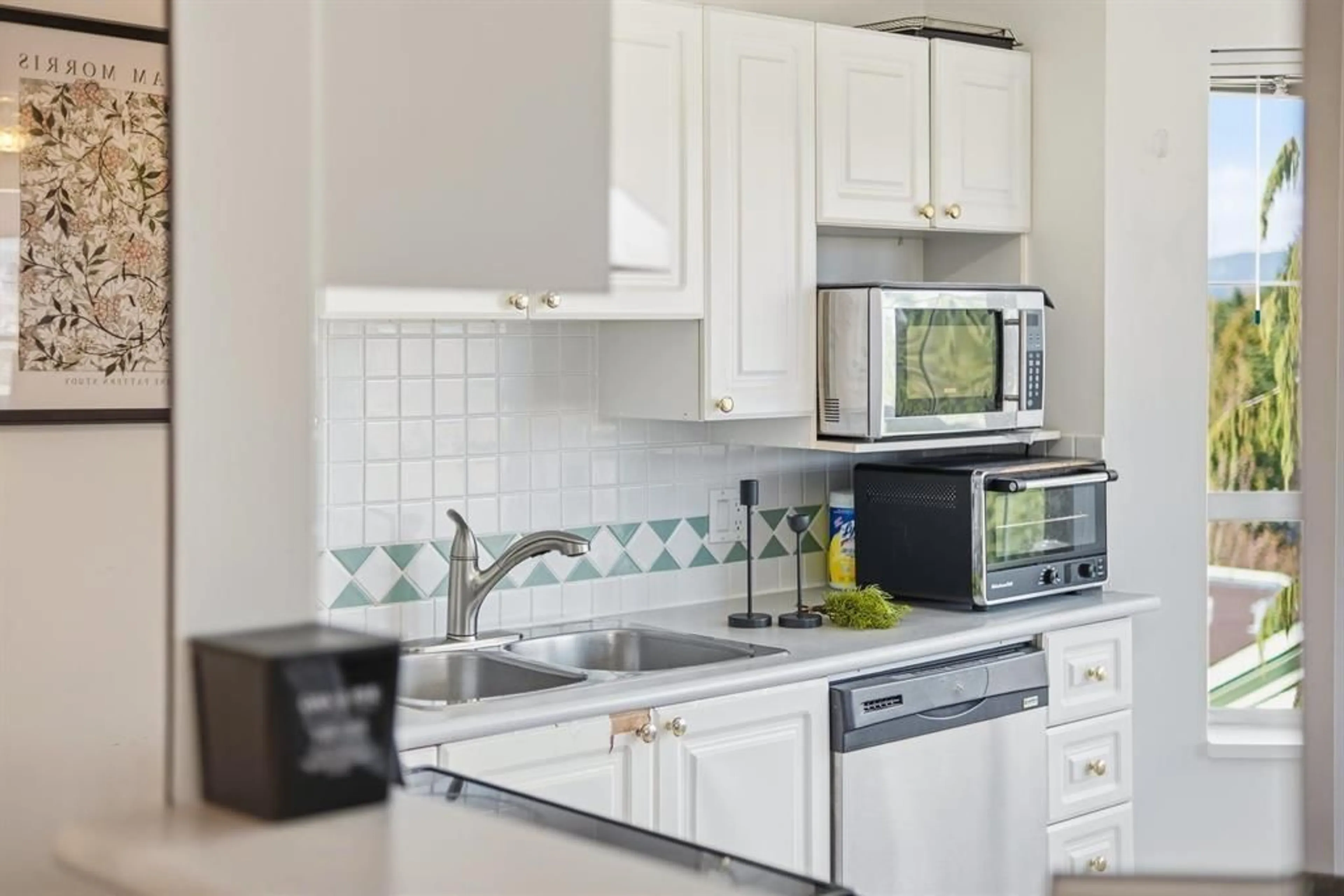 Standard kitchen, ceramic/tile floor for 407 - 15268 105 AVENUE, Surrey British Columbia V3R0W8