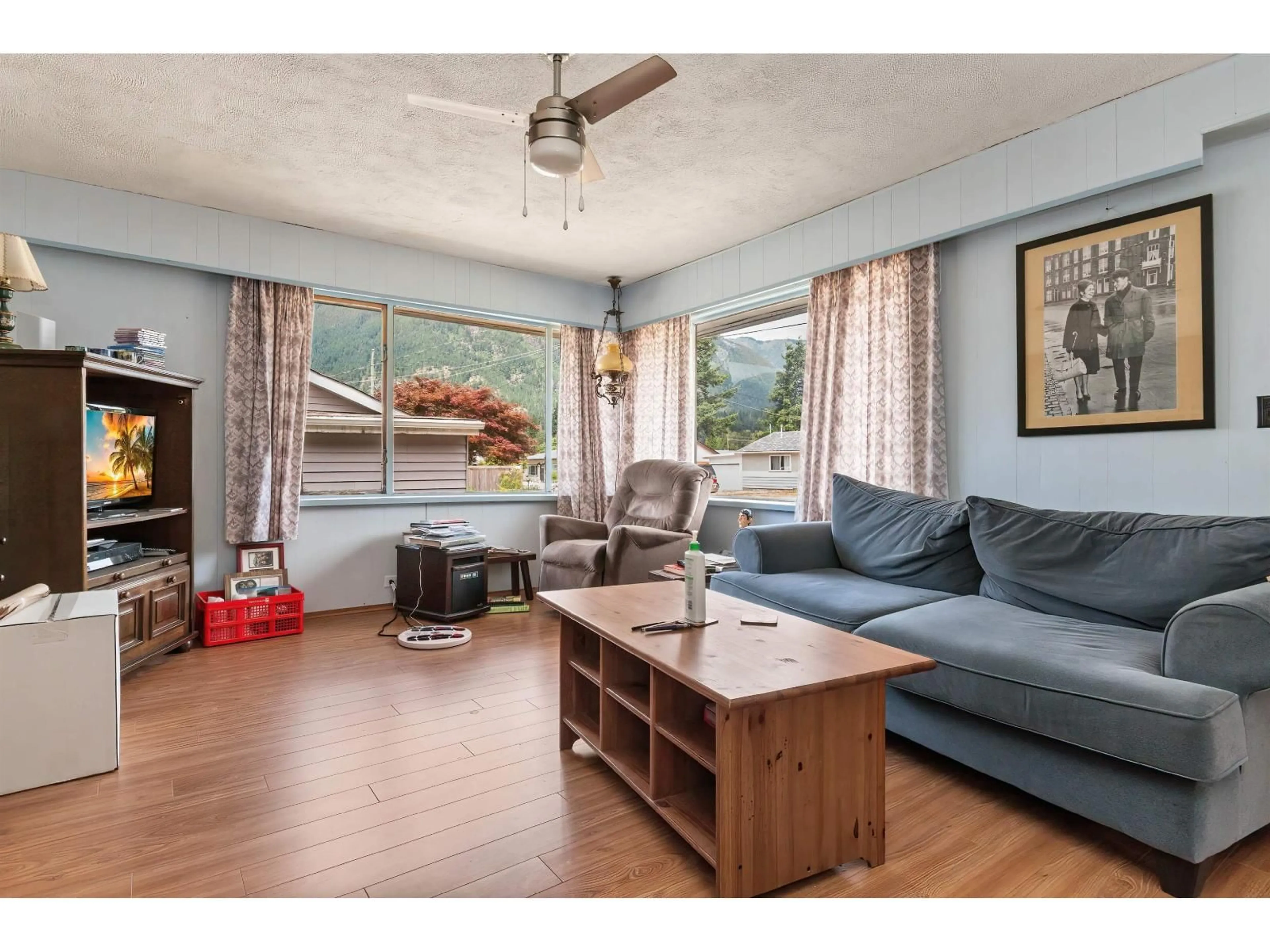 Living room with furniture, wood/laminate floor for 578 THACKER AVENUE, Hope British Columbia V0X1L0
