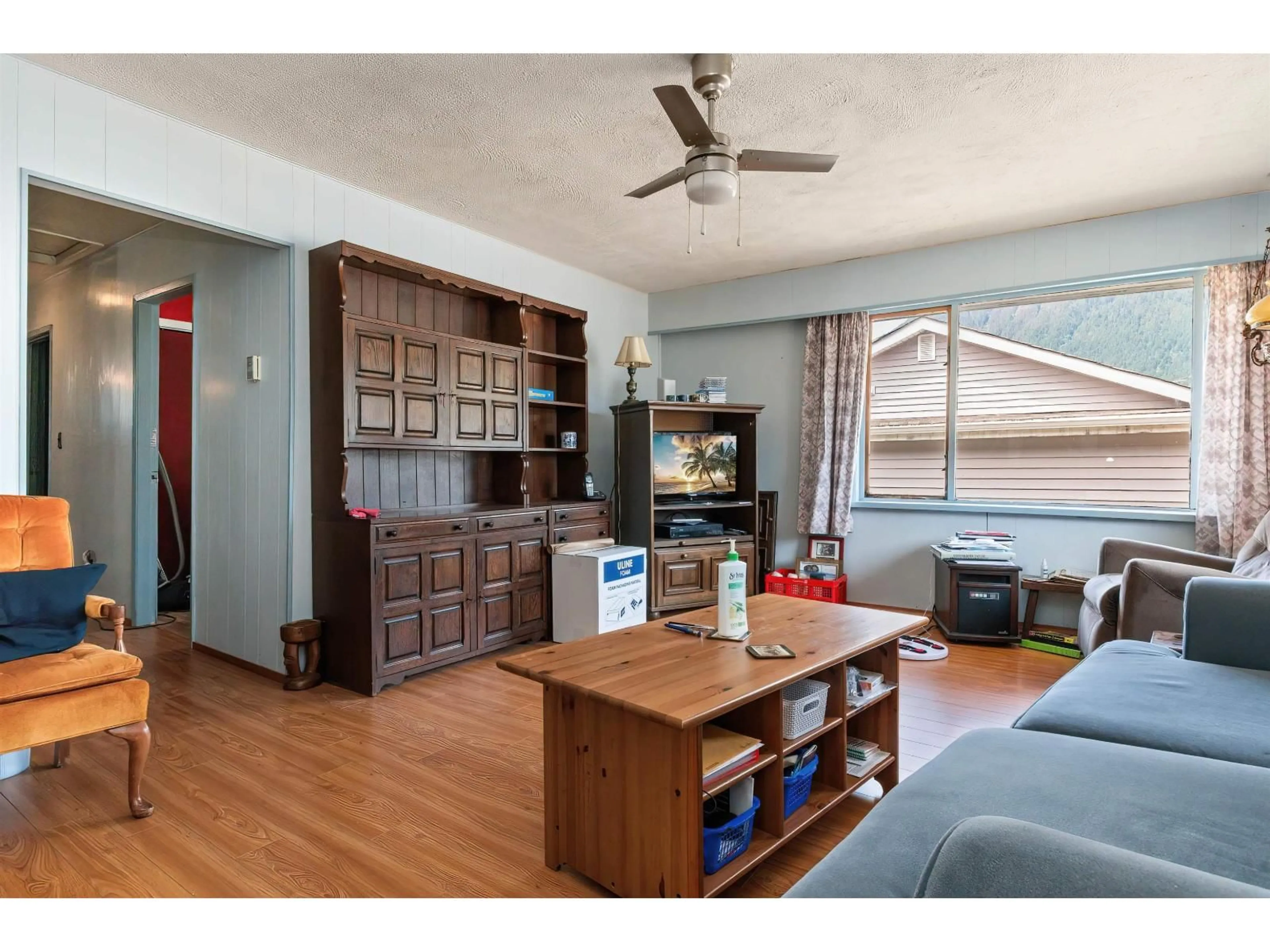 Living room with furniture, wood/laminate floor for 578 THACKER AVENUE, Hope British Columbia V0X1L0