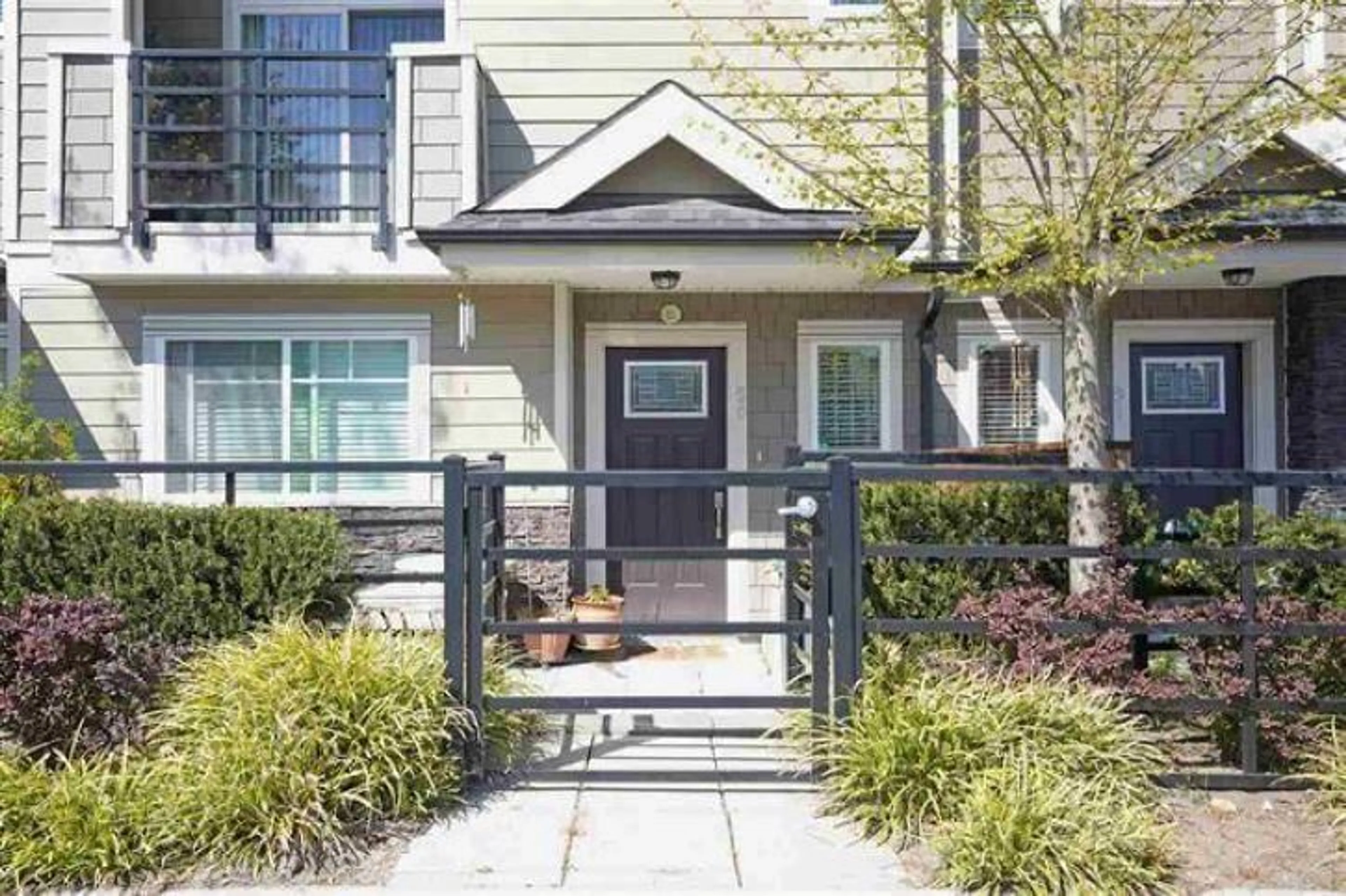 Indoor entryway for 50 - 14285 64 AVENUE, Surrey British Columbia V3W1Z2