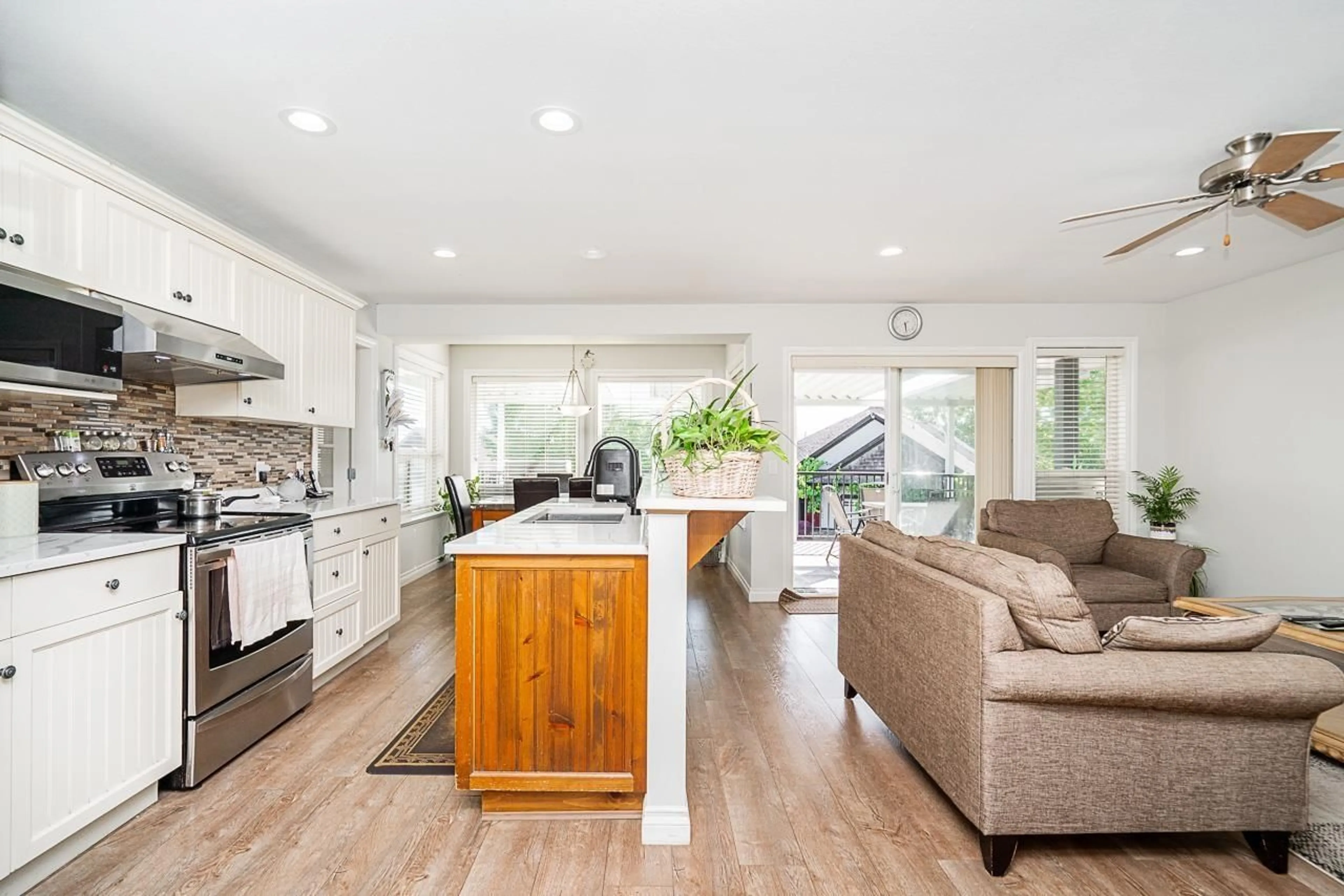 Open concept kitchen, wood/laminate floor for 3659 GREENDALE COURT, Abbotsford British Columbia V2T6X7