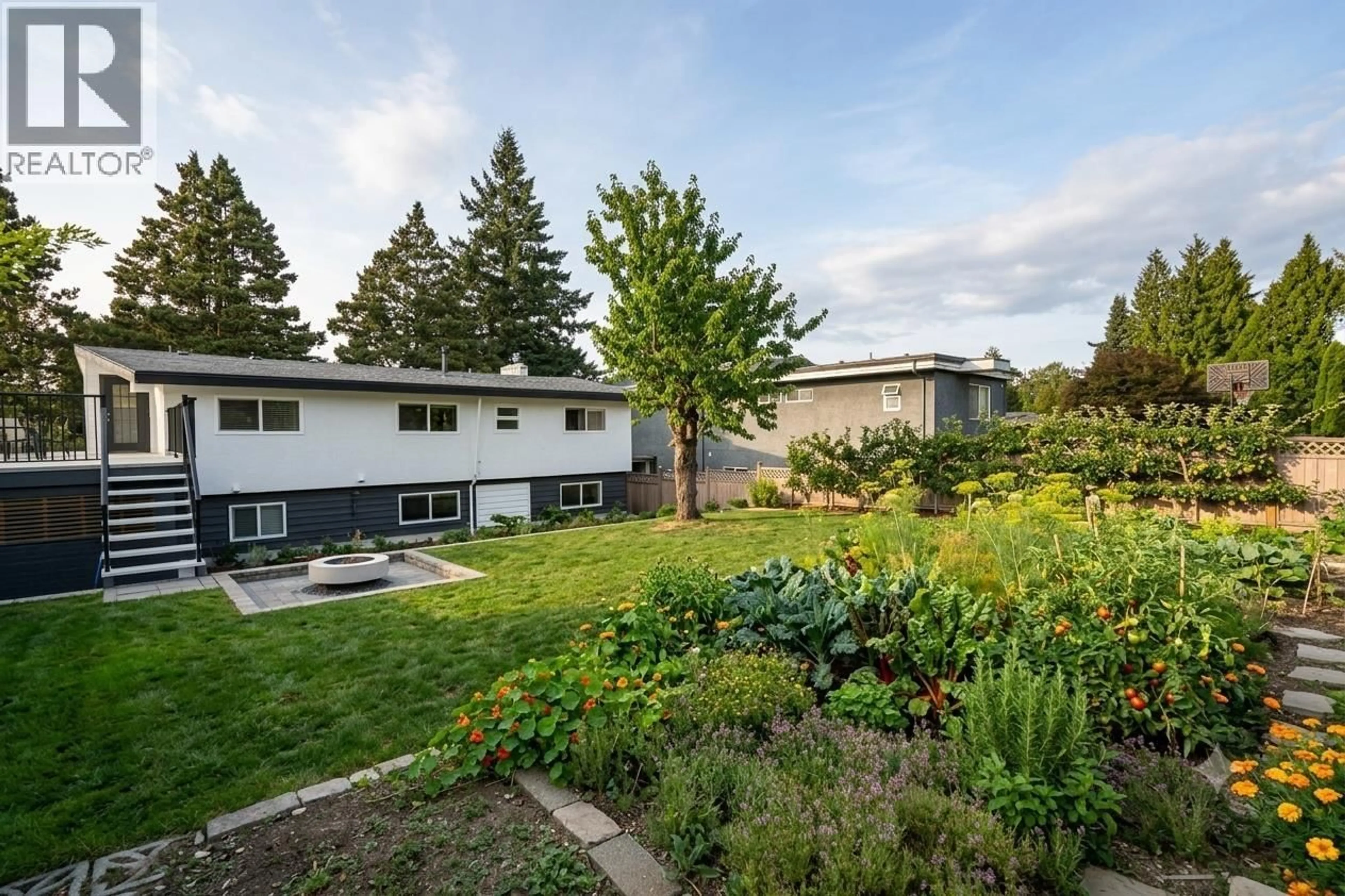 A pic from outside/outdoor area/front of a property/back of a property/a pic from drone, unknown for 7969 BURNLAKE DRIVE, Burnaby British Columbia V5A2G2