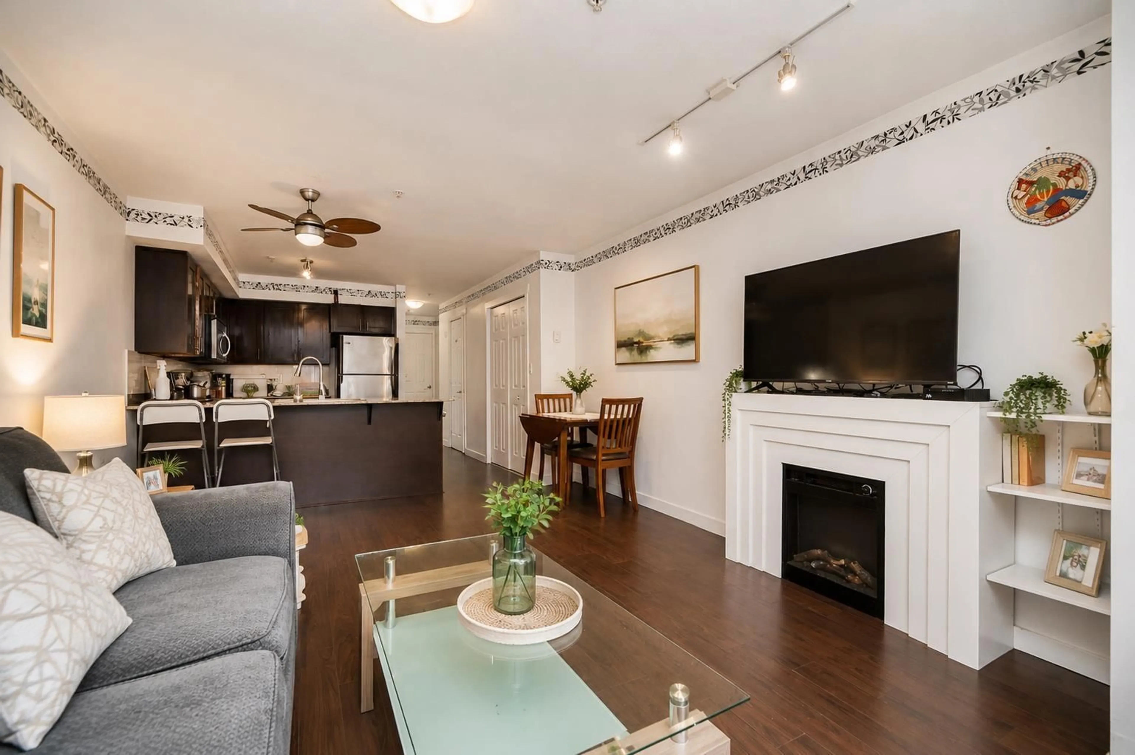 Open concept kitchen, wood/laminate floor for 103 - 13958 108 AVENUE, Surrey British Columbia V3T0B4