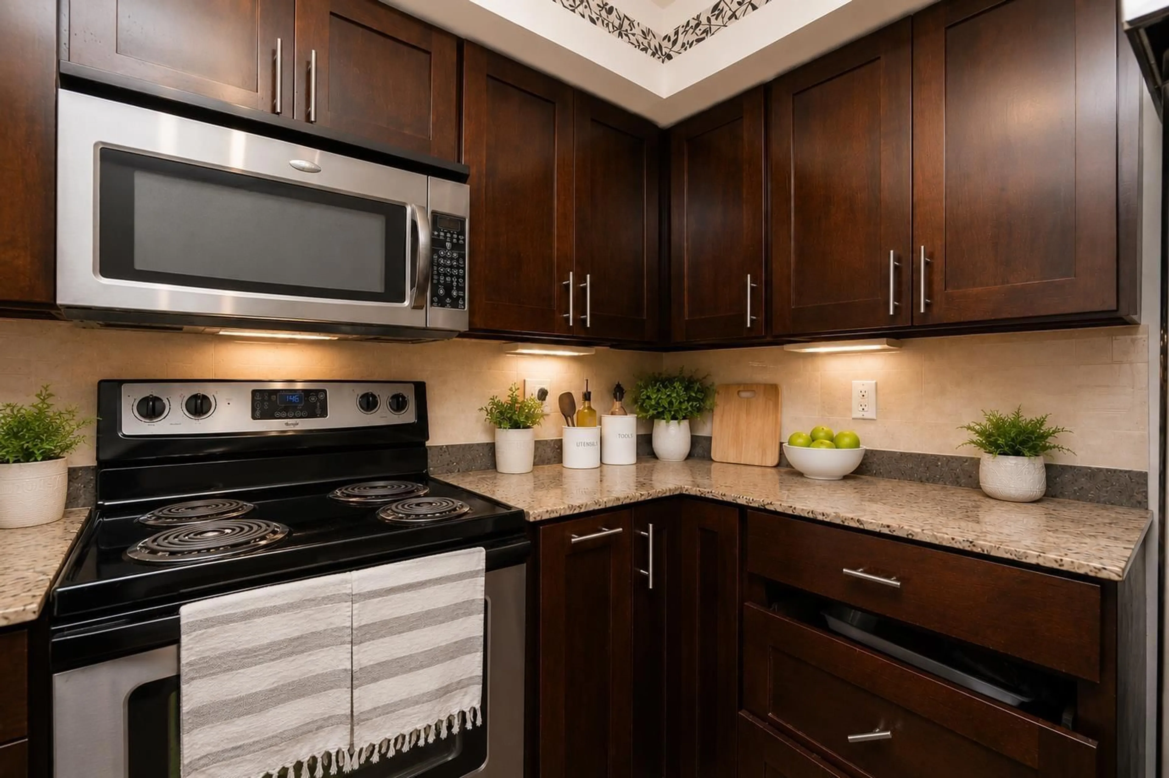 Standard kitchen, unknown for 103 - 13958 108 AVENUE, Surrey British Columbia V3T0B4