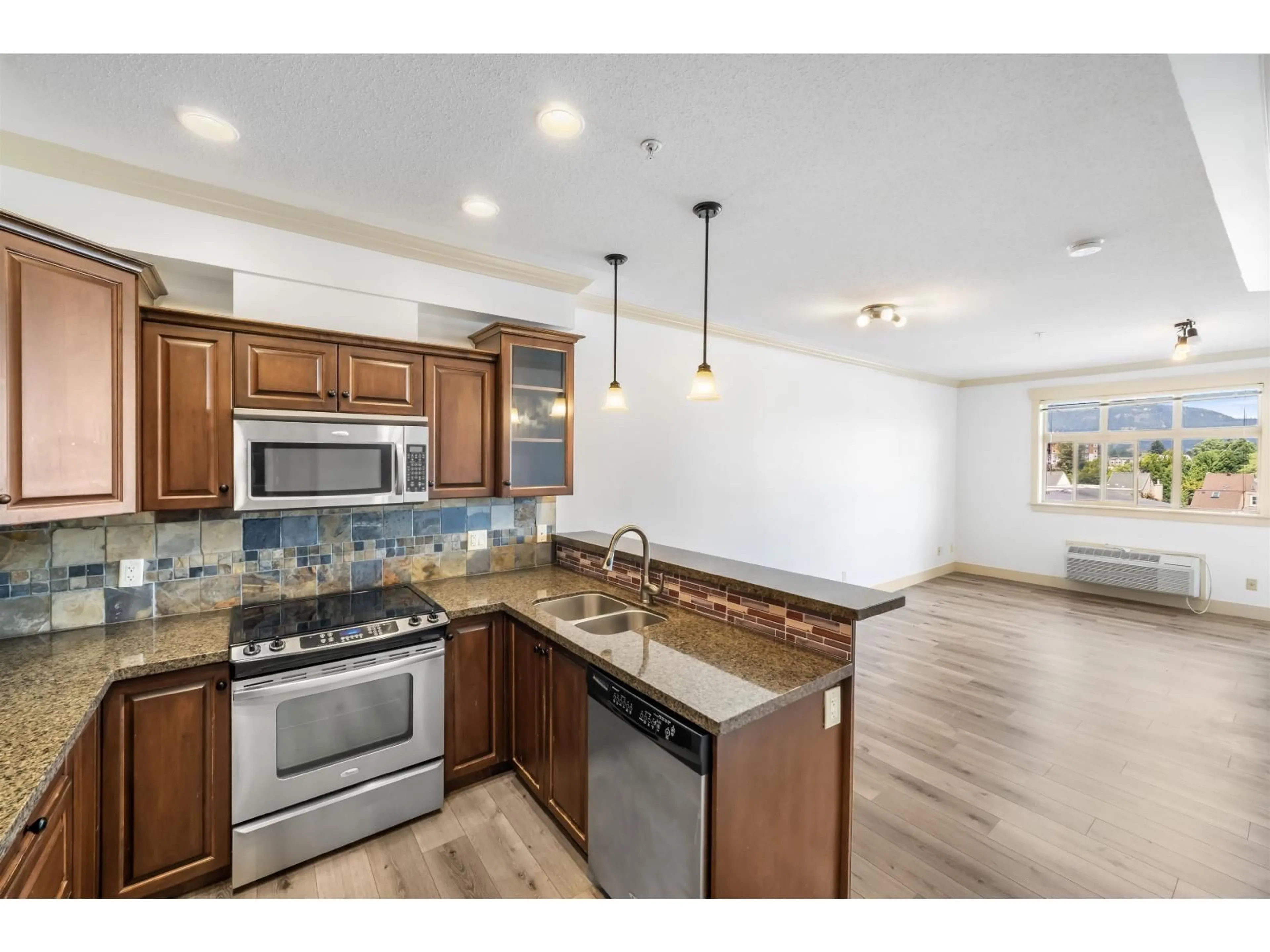 Open concept kitchen, ceramic/tile floor for 307 - 45893 CHESTERFIELD AVENUE, Chilliwack British Columbia V2P1M5