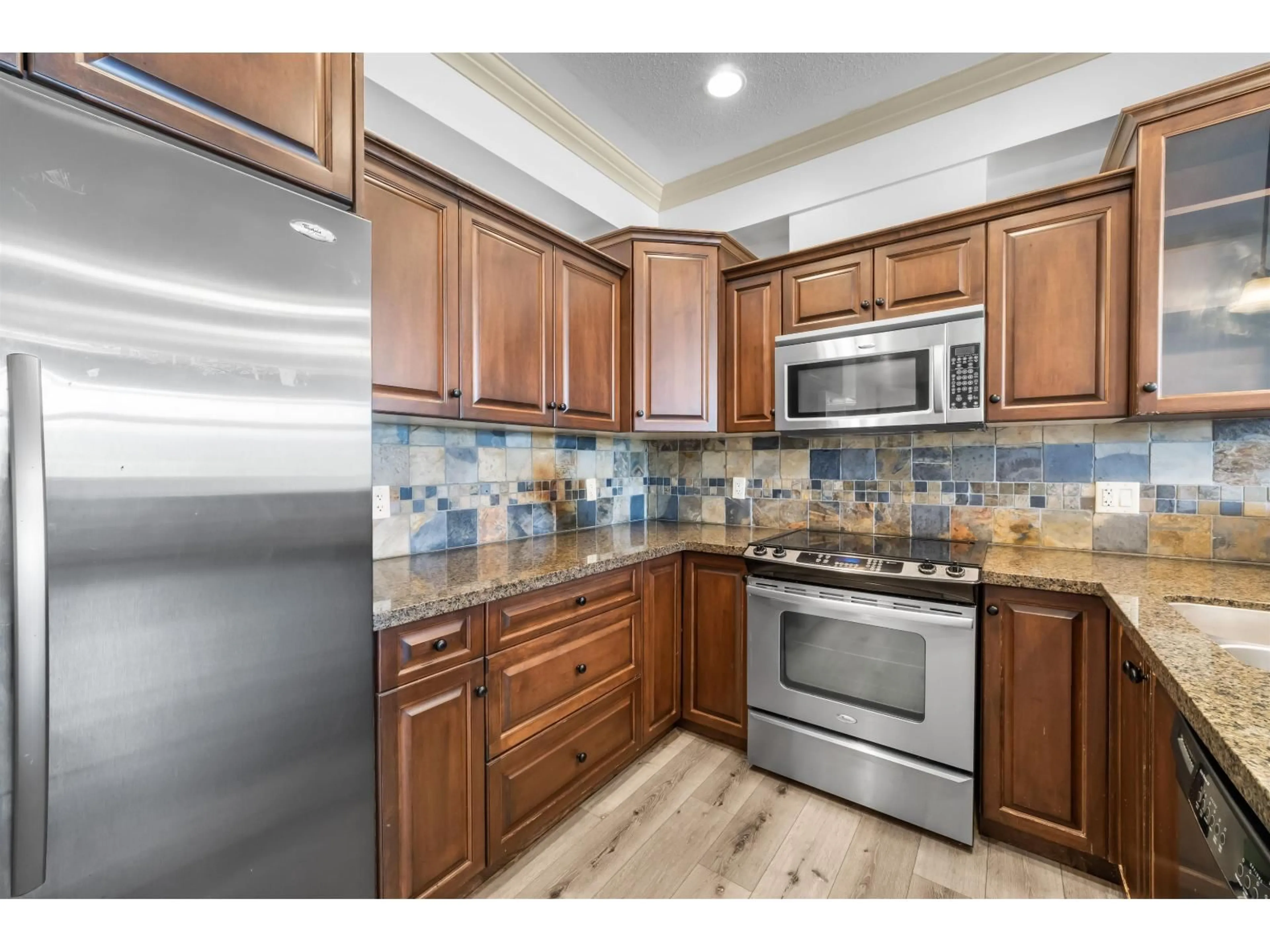 Standard kitchen, ceramic/tile floor for 307 - 45893 CHESTERFIELD AVENUE, Chilliwack British Columbia V2P1M5