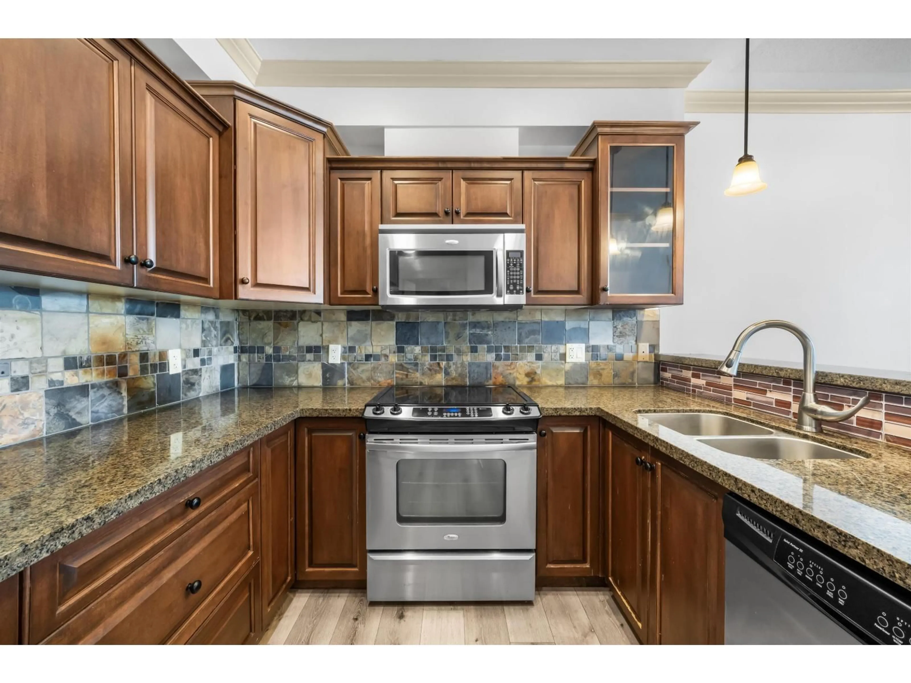 Standard kitchen, ceramic/tile floor for 307 - 45893 CHESTERFIELD AVENUE, Chilliwack British Columbia V2P1M5