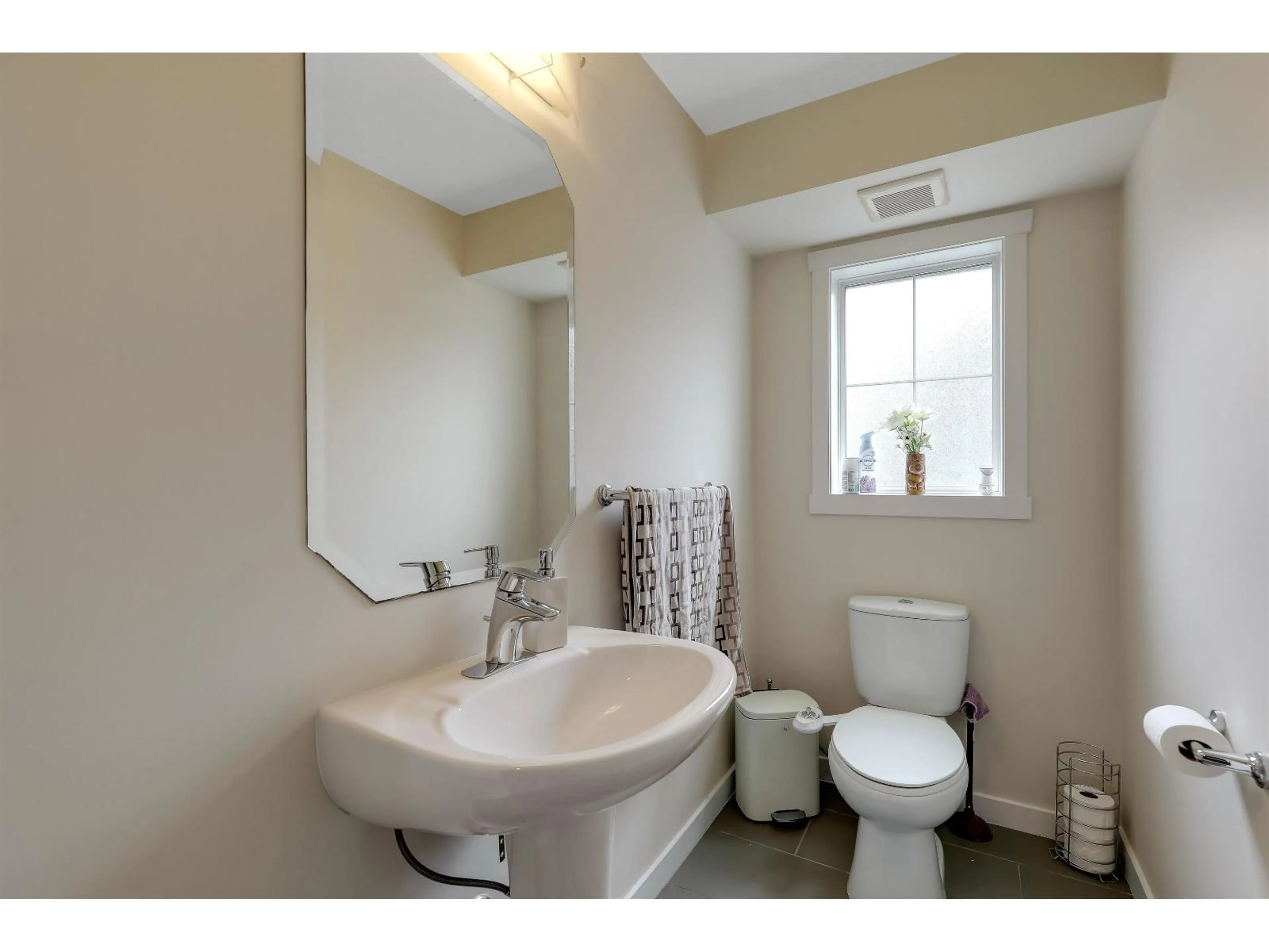 Standard bathroom, ceramic/tile floor for 49 - 6123 138 STREET, Surrey British Columbia V3X1E8