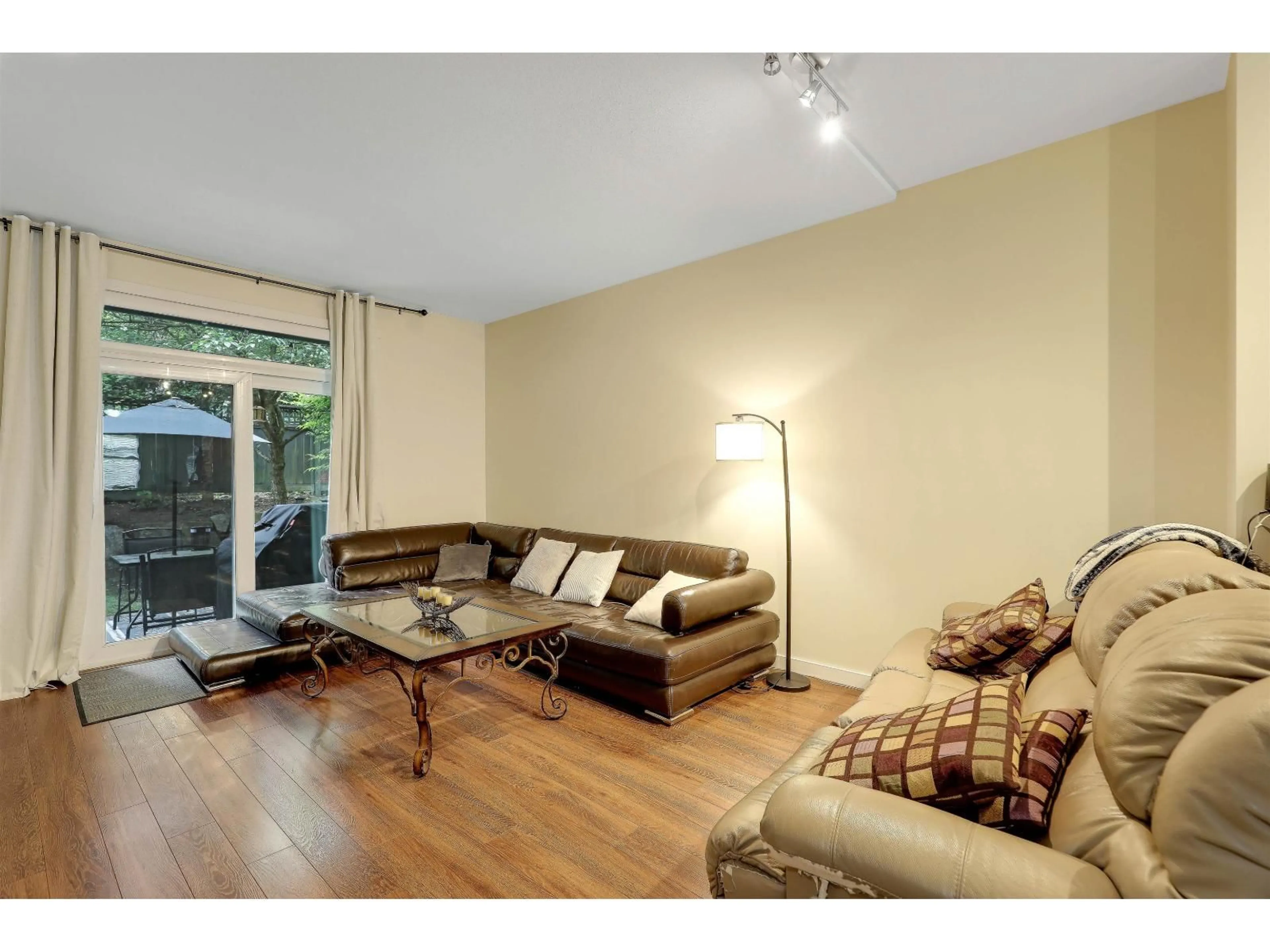 Living room with furniture, wood/laminate floor for 49 - 6123 138 STREET, Surrey British Columbia V3X1E8