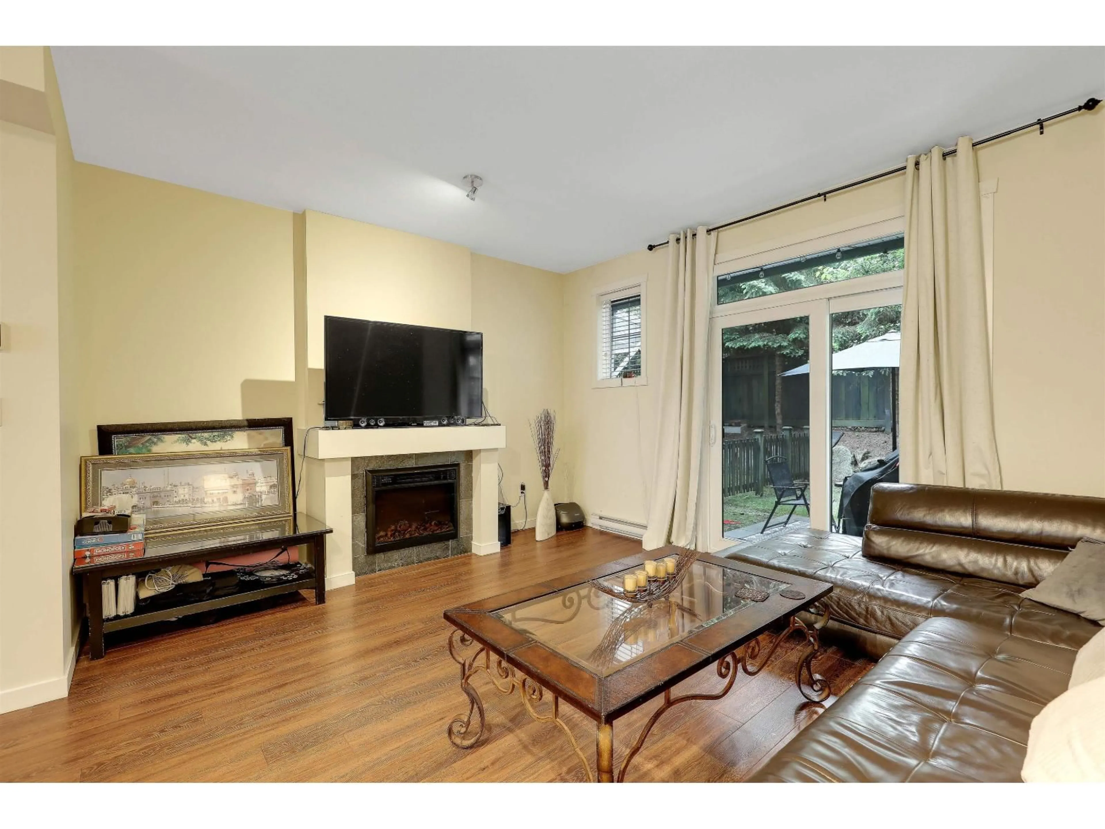 Living room with furniture, wood/laminate floor for 49 - 6123 138 STREET, Surrey British Columbia V3X1E8