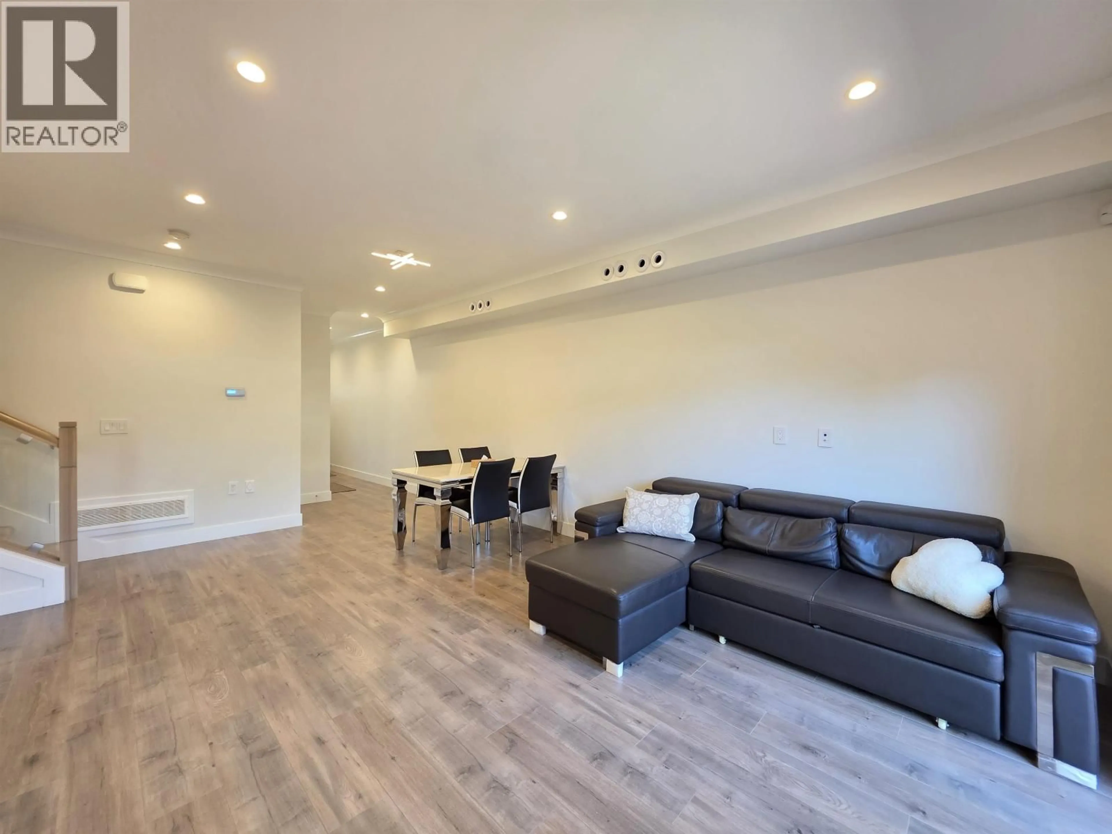 Living room with furniture, wood/laminate floor for 17 - 9680 WILLIAMS ROAD, Richmond British Columbia V7A0B3