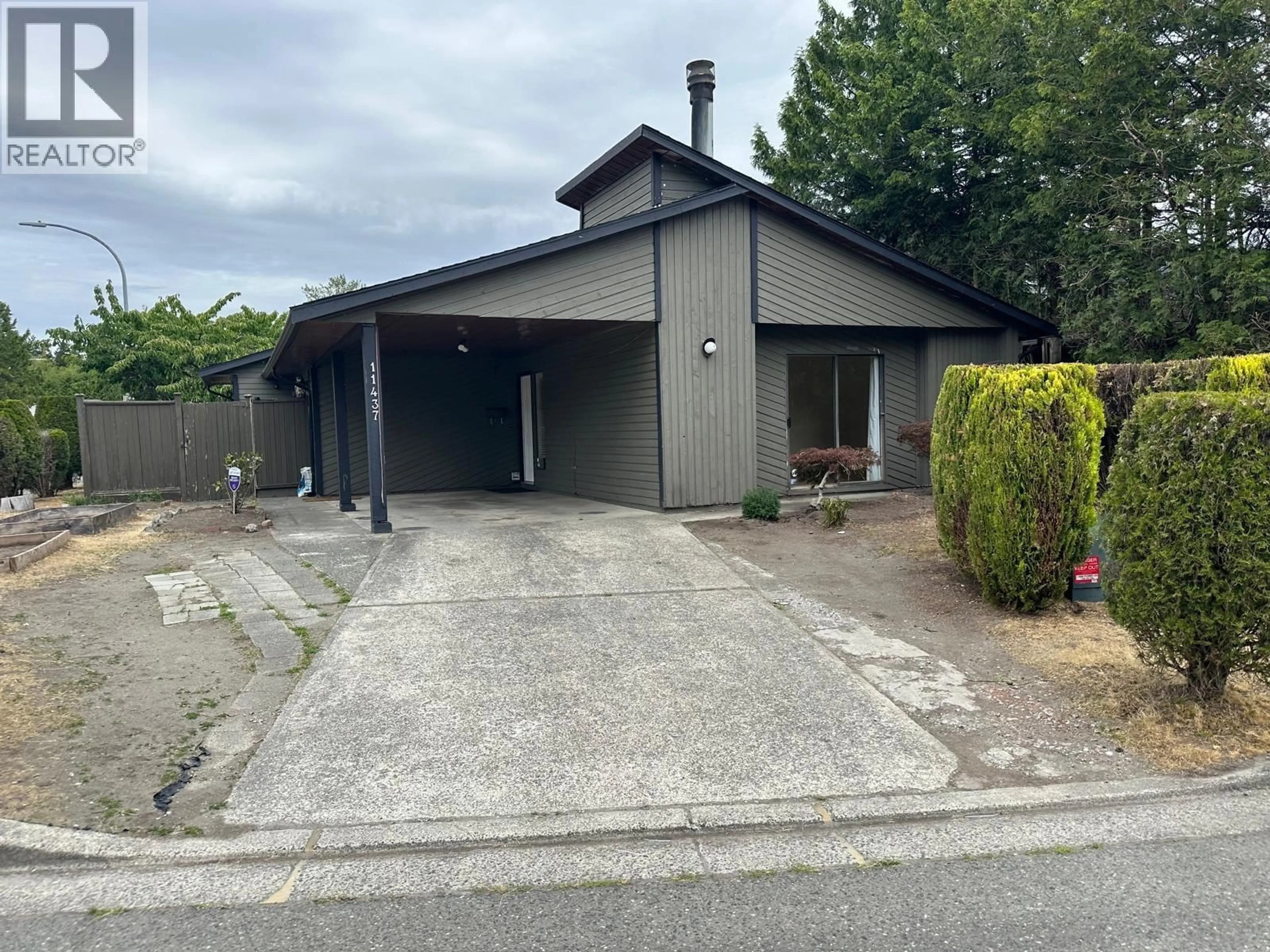 A pic from outside/outdoor area/front of a property/back of a property/a pic from drone, street for 11437 KINGCOME AVENUE, Richmond British Columbia V7A4T5