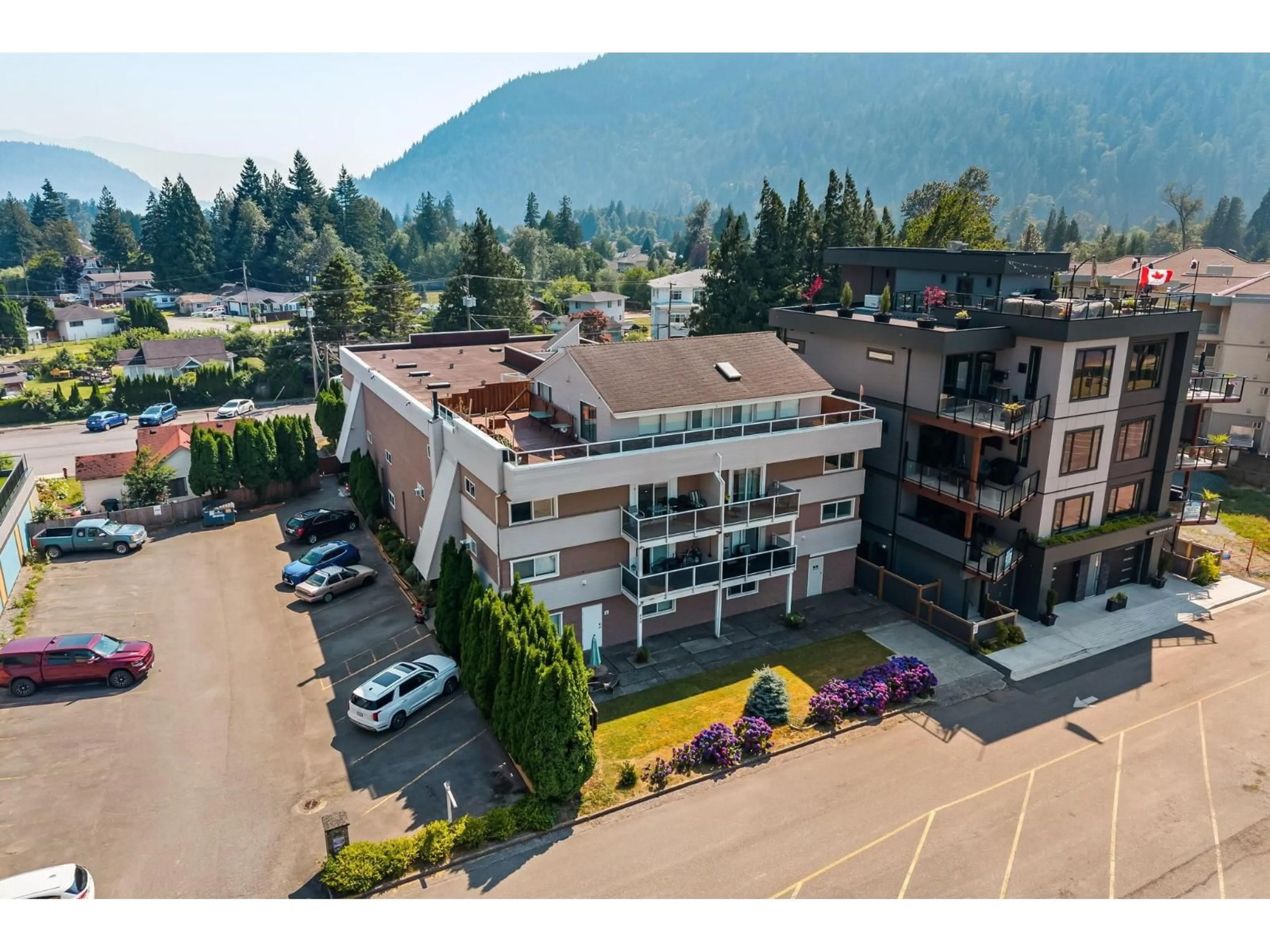 A pic from outside/outdoor area/front of a property/back of a property/a pic from drone, mountain view for 13 - 450 ESPLANADE AVENUE, Harrison Hot Springs British Columbia V0M1K0