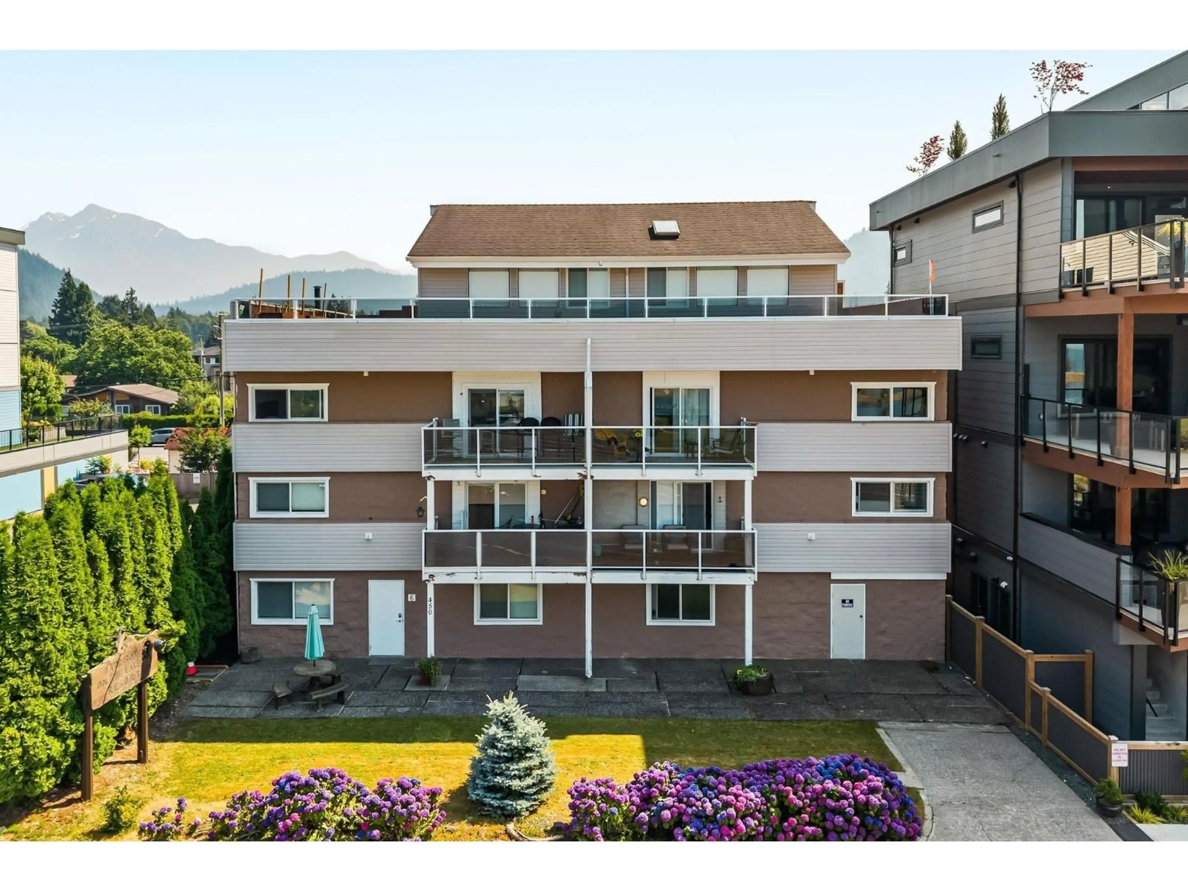 Balcony in the apartment, mountain view for 13 - 450 ESPLANADE AVENUE, Harrison Hot Springs British Columbia V0M1K0
