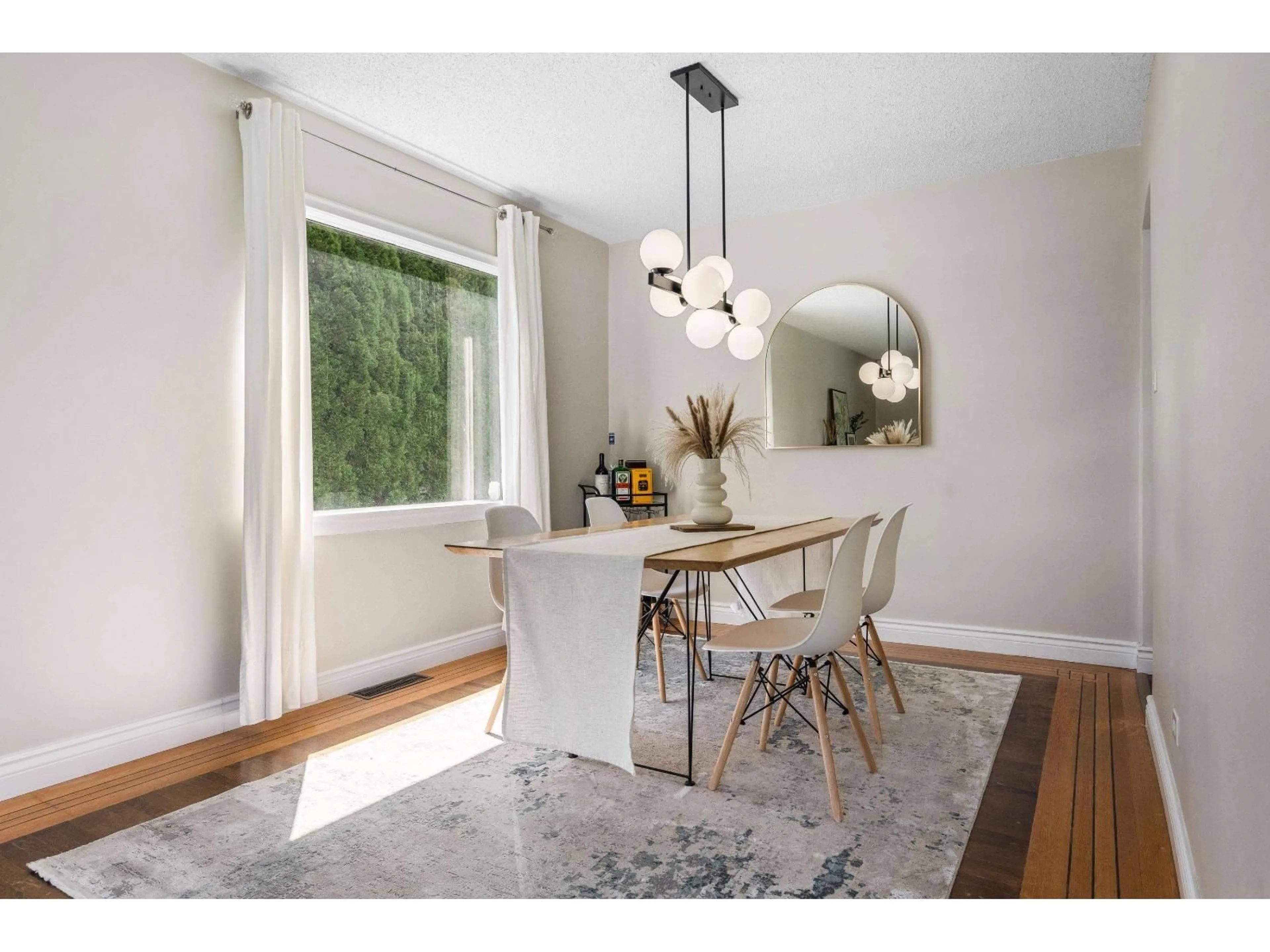 Dining room, wood/laminate floor for 45210 WATSON ROAD, Chilliwack British Columbia V2R2G4
