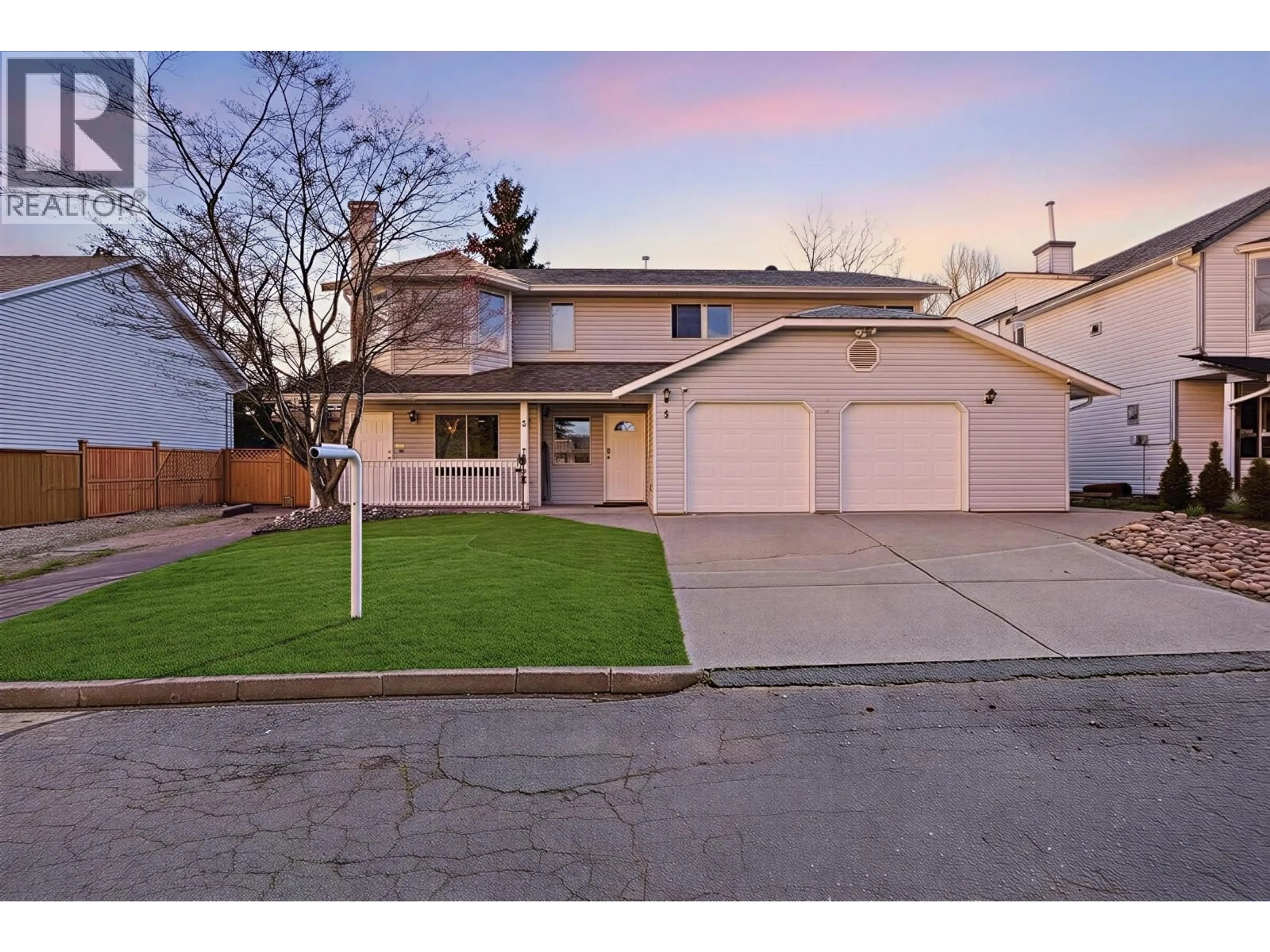 Home with vinyl exterior material, street for 5 - 11954 HAWTHORNE STREET, Maple Ridge British Columbia V2X6V4