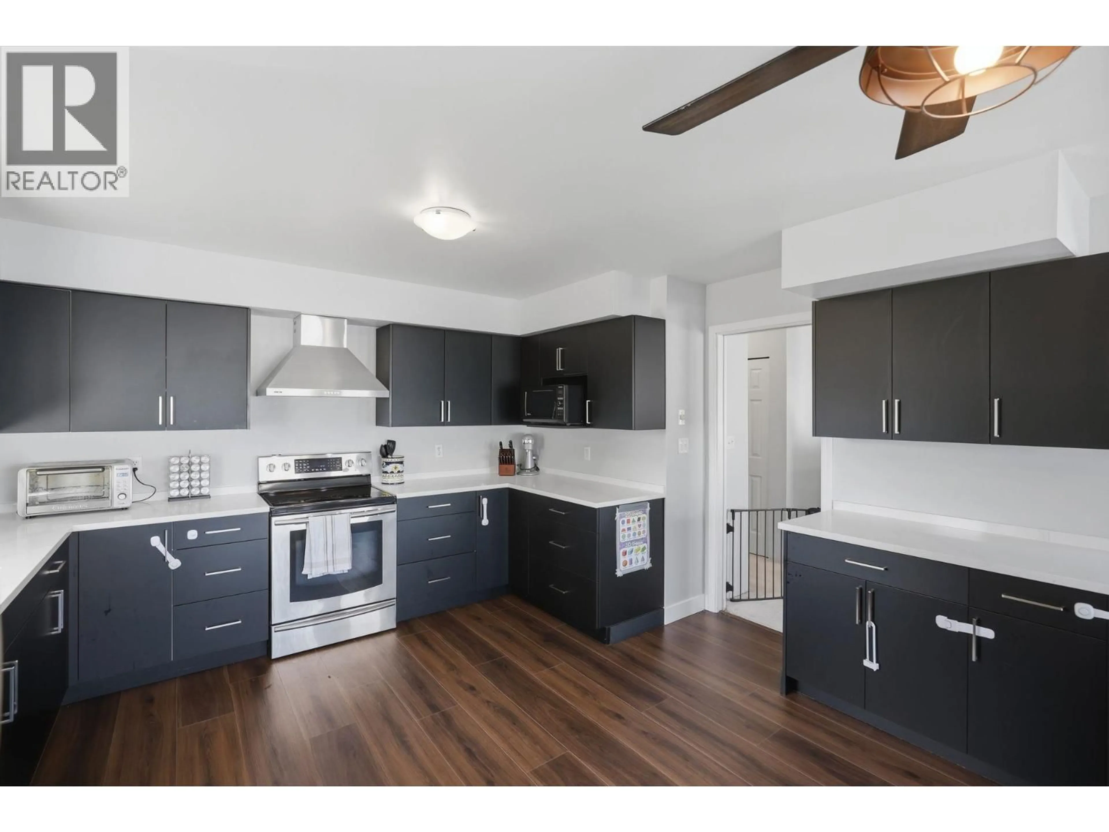Open concept kitchen, wood/laminate floor for 5 - 11954 HAWTHORNE STREET, Maple Ridge British Columbia V2X6V4
