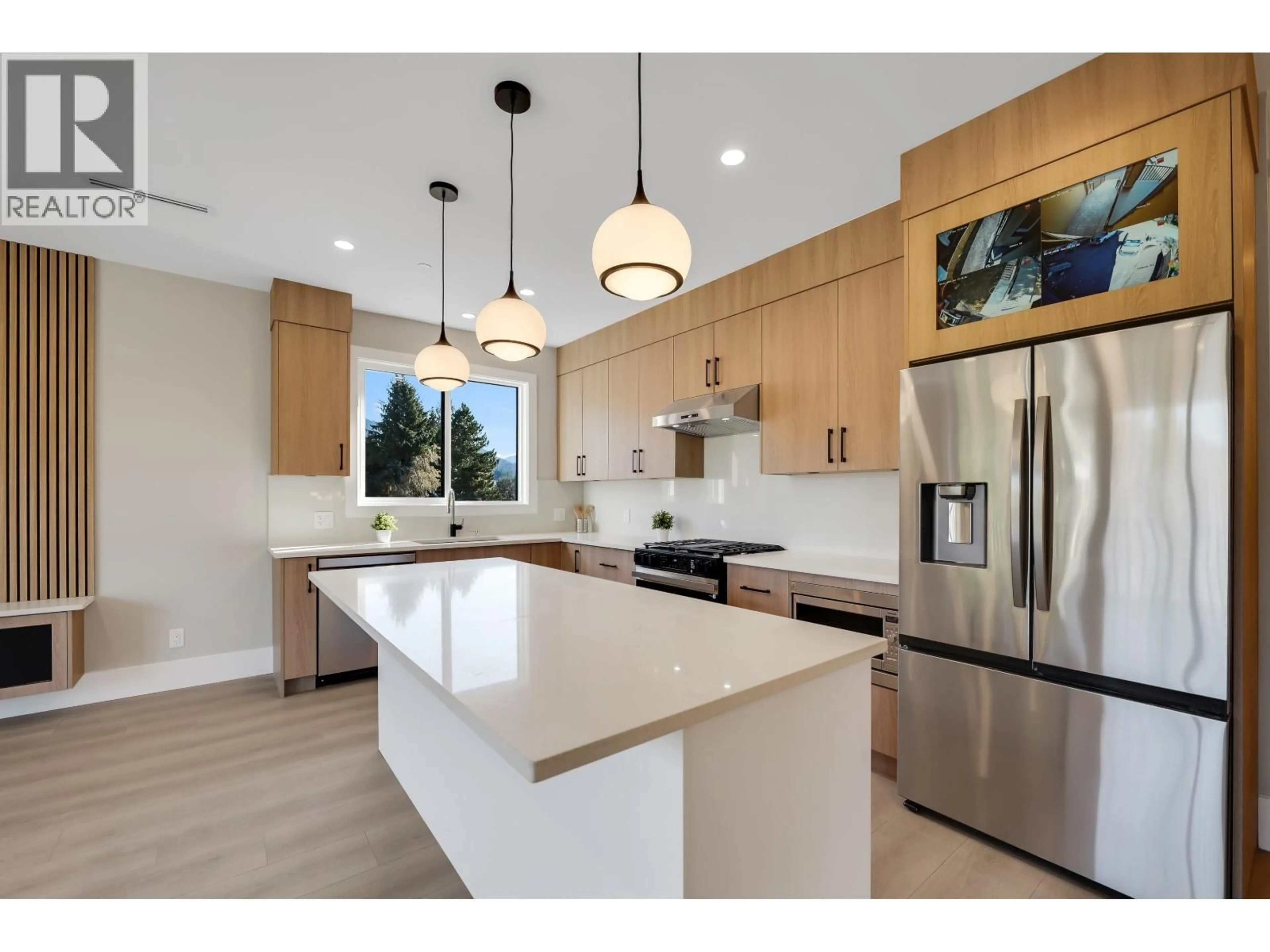 Open concept kitchen, wood/laminate floor for 1352 JUDD ROAD, Squamish British Columbia V0N1H0
