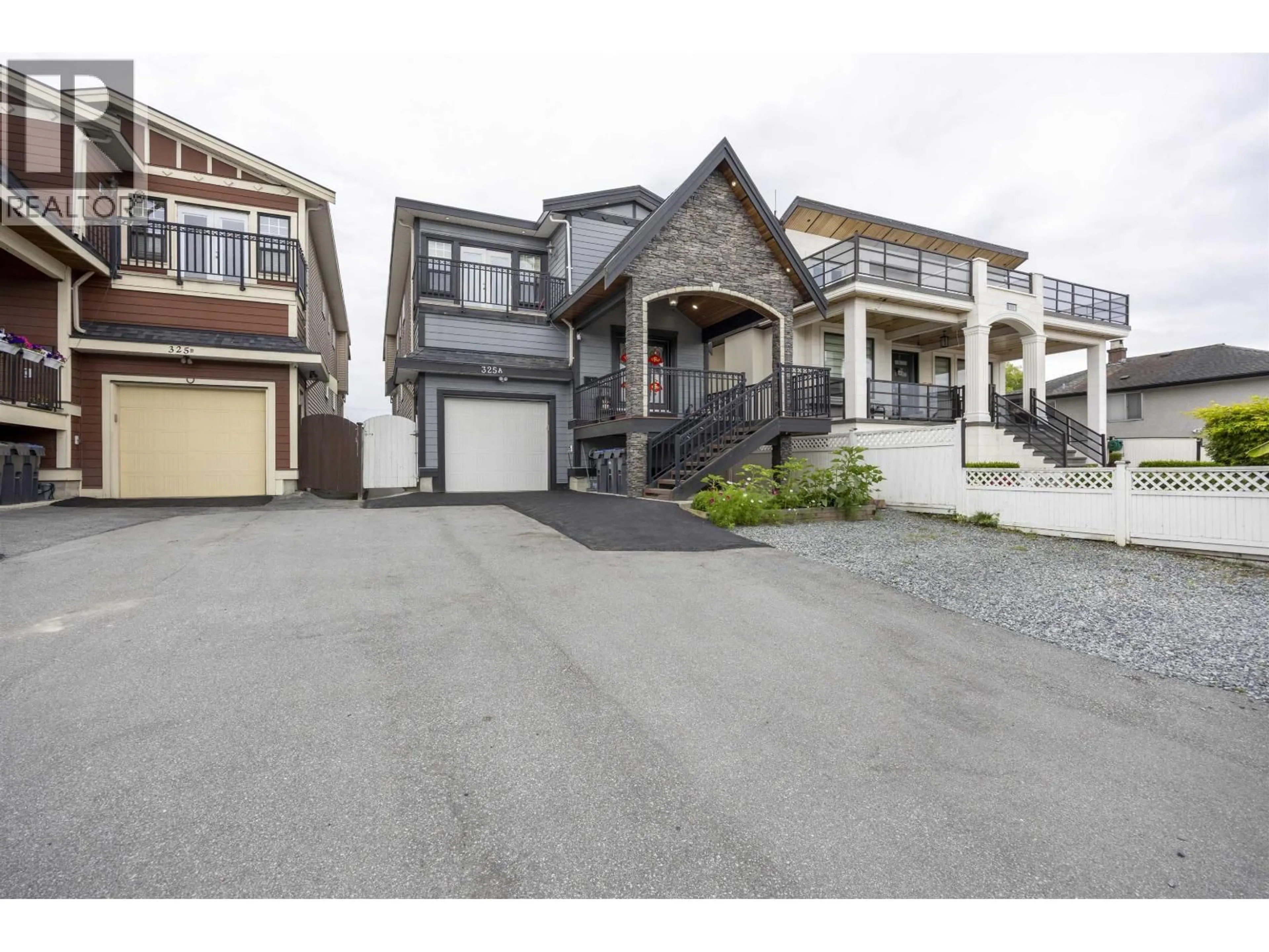 A pic from outside/outdoor area/front of a property/back of a property/a pic from drone, street for 325A FENTON STREET, New Westminster British Columbia V3M5J1