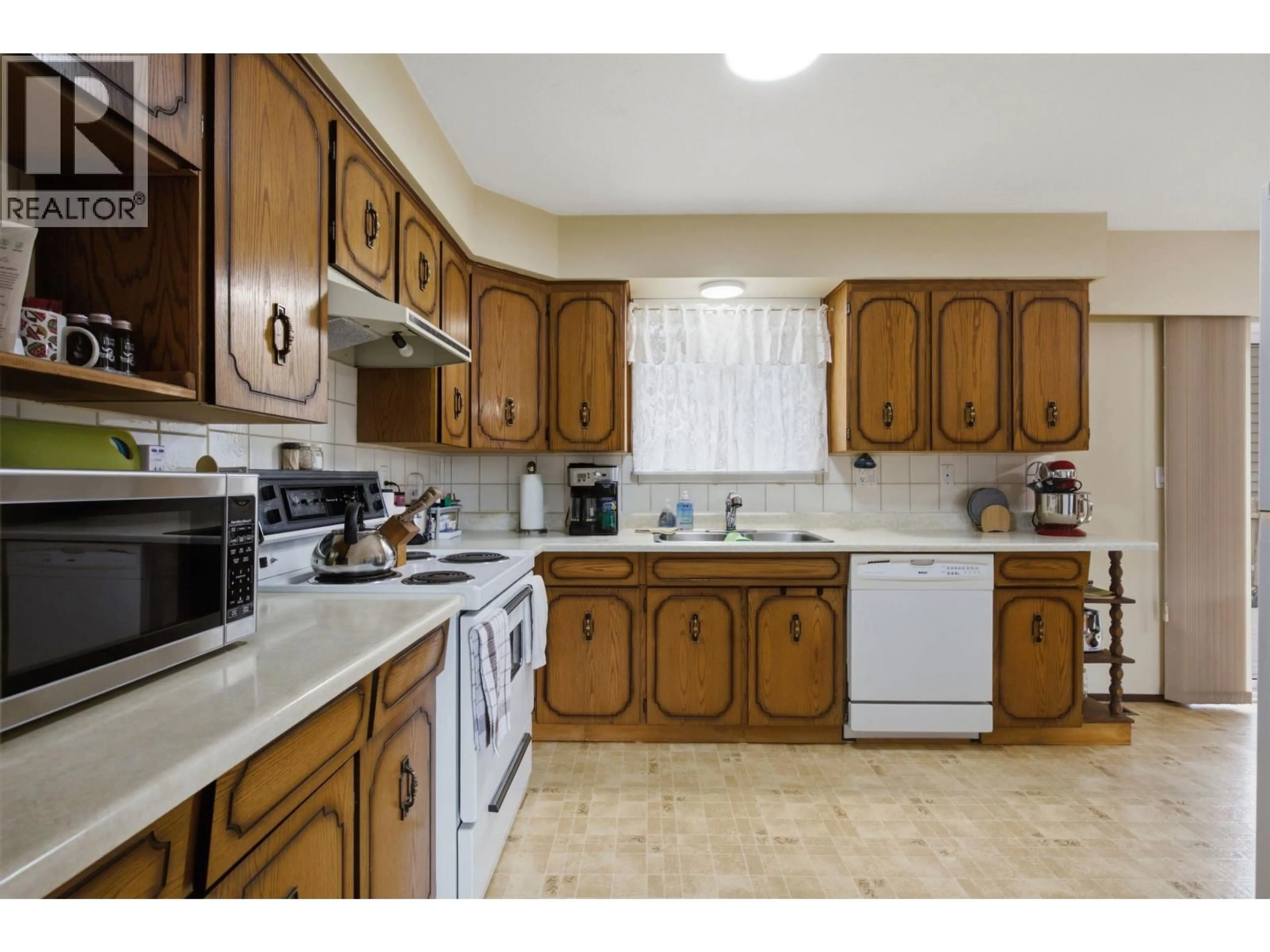 Standard kitchen, unknown for 130 MIDNIGHT DRIVE, Williams Lake British Columbia V2G4K1