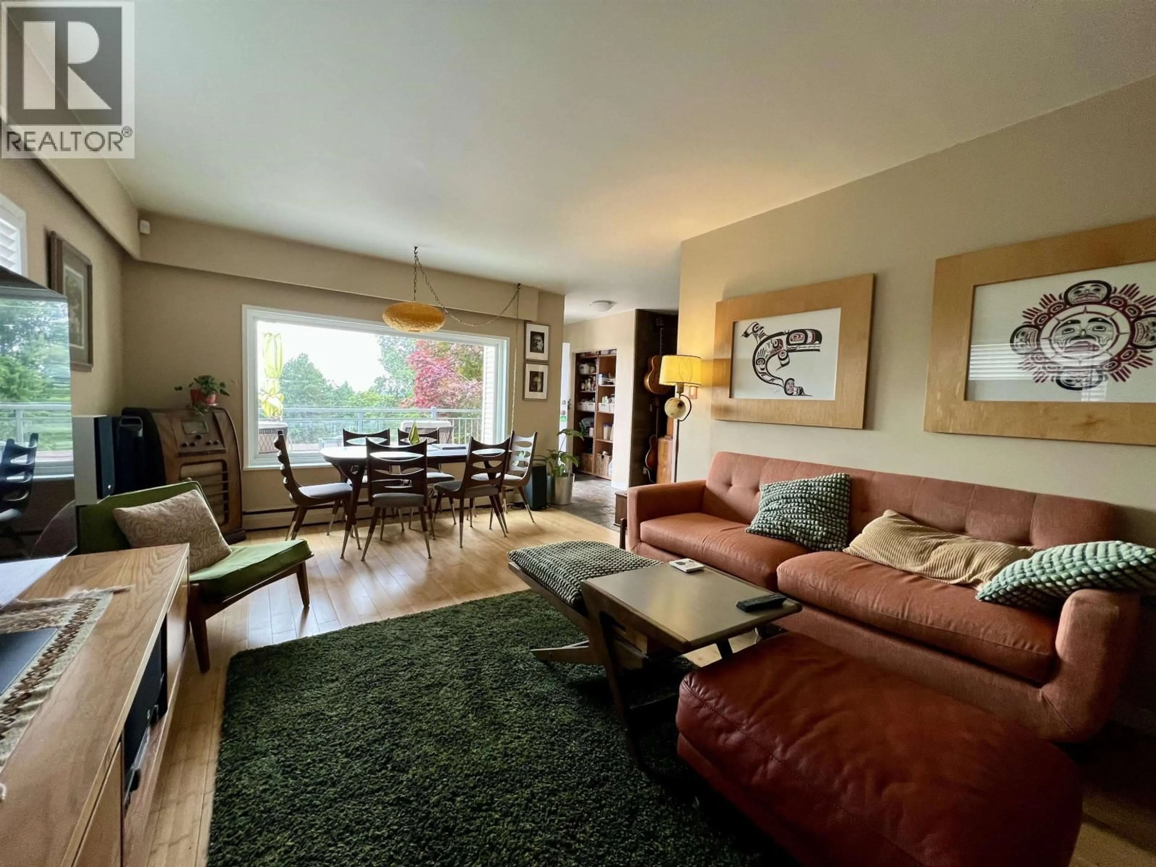 Living room with furniture, wood/laminate floor for 261 MONTGOMERY STREET, Coquitlam British Columbia V3K5E9
