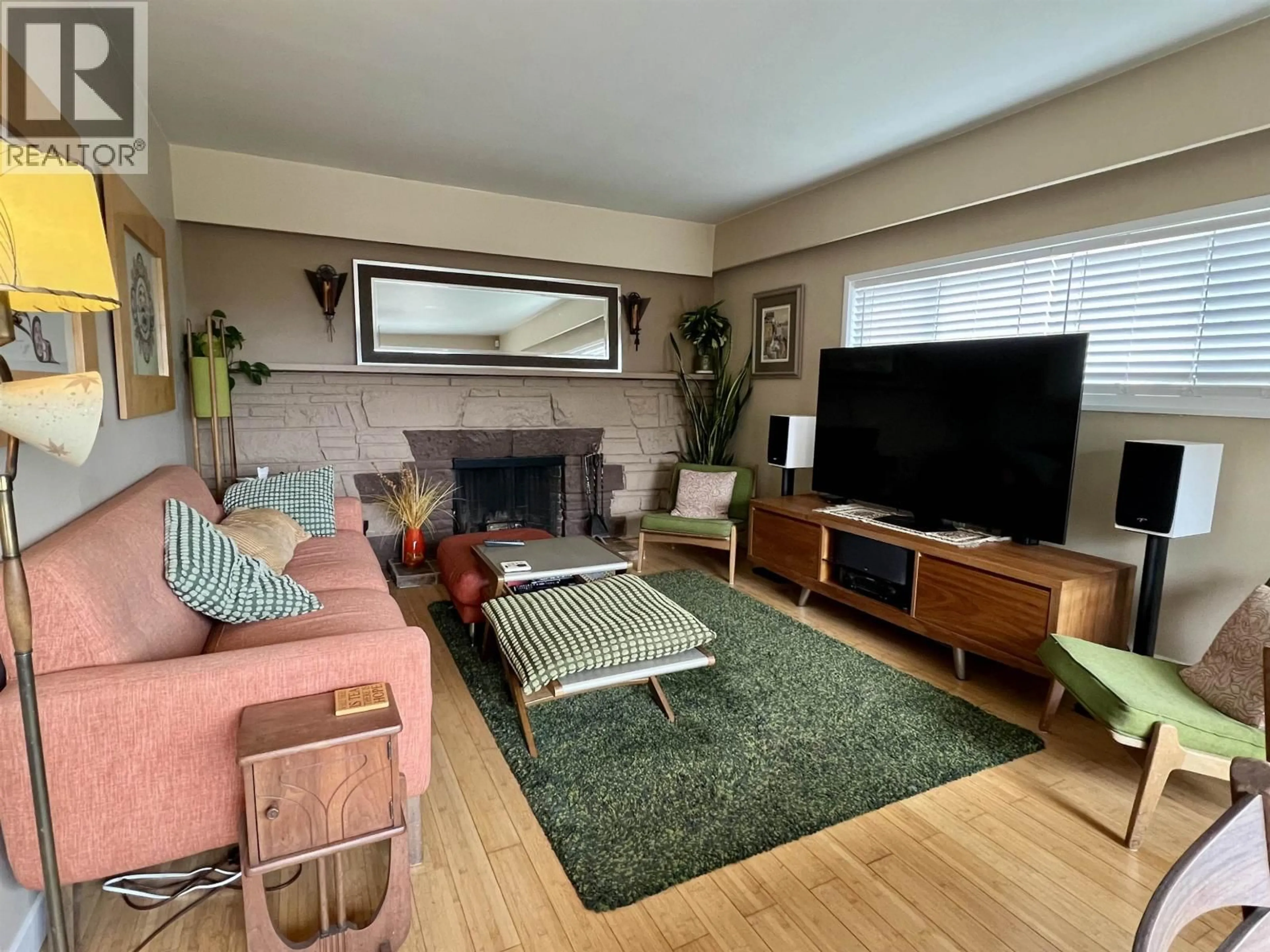 Living room with furniture, unknown for 261 MONTGOMERY STREET, Coquitlam British Columbia V3K5E9