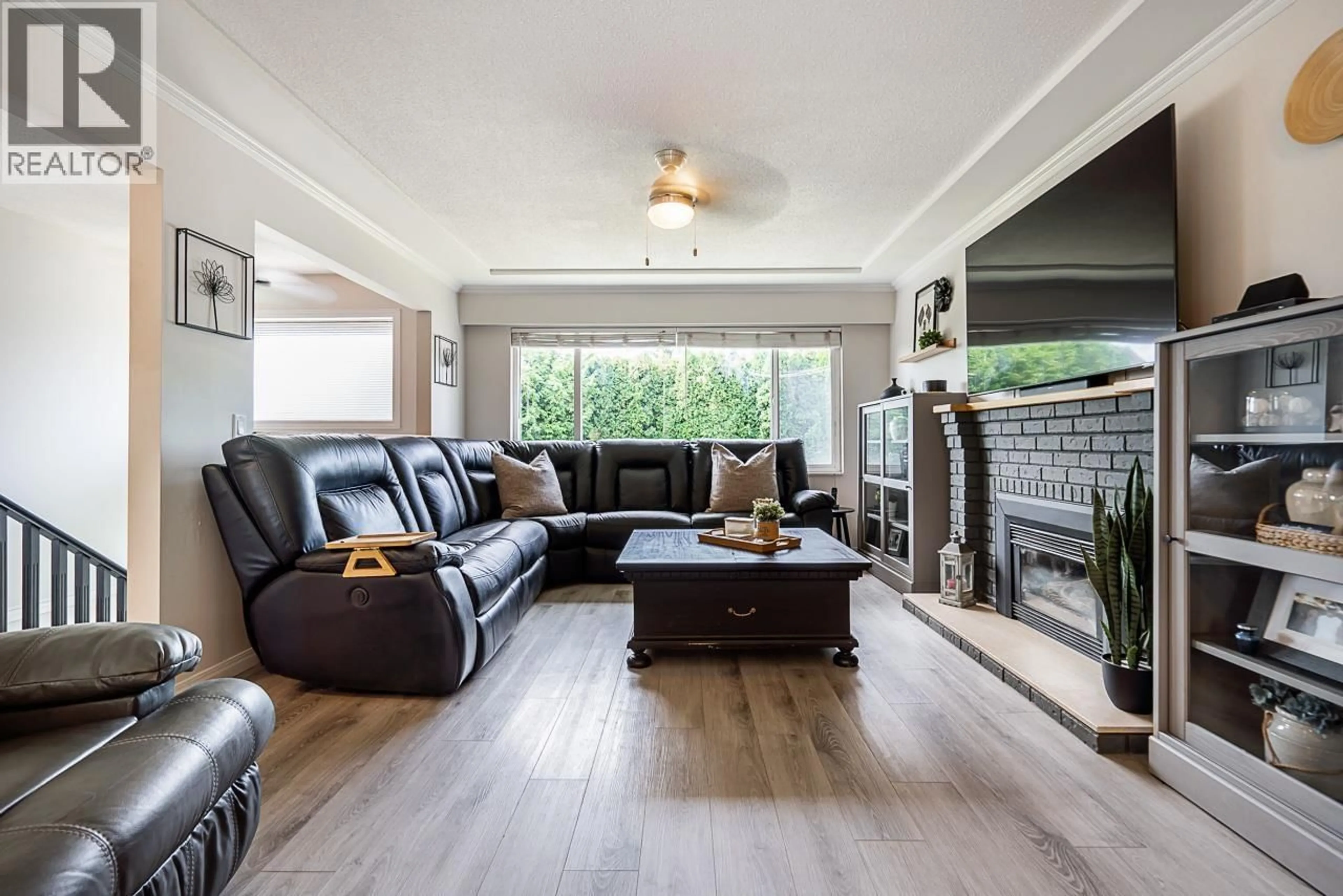 Living room with furniture, wood/laminate floor for 207 MUNDY STREET, Coquitlam British Columbia V3K5M1
