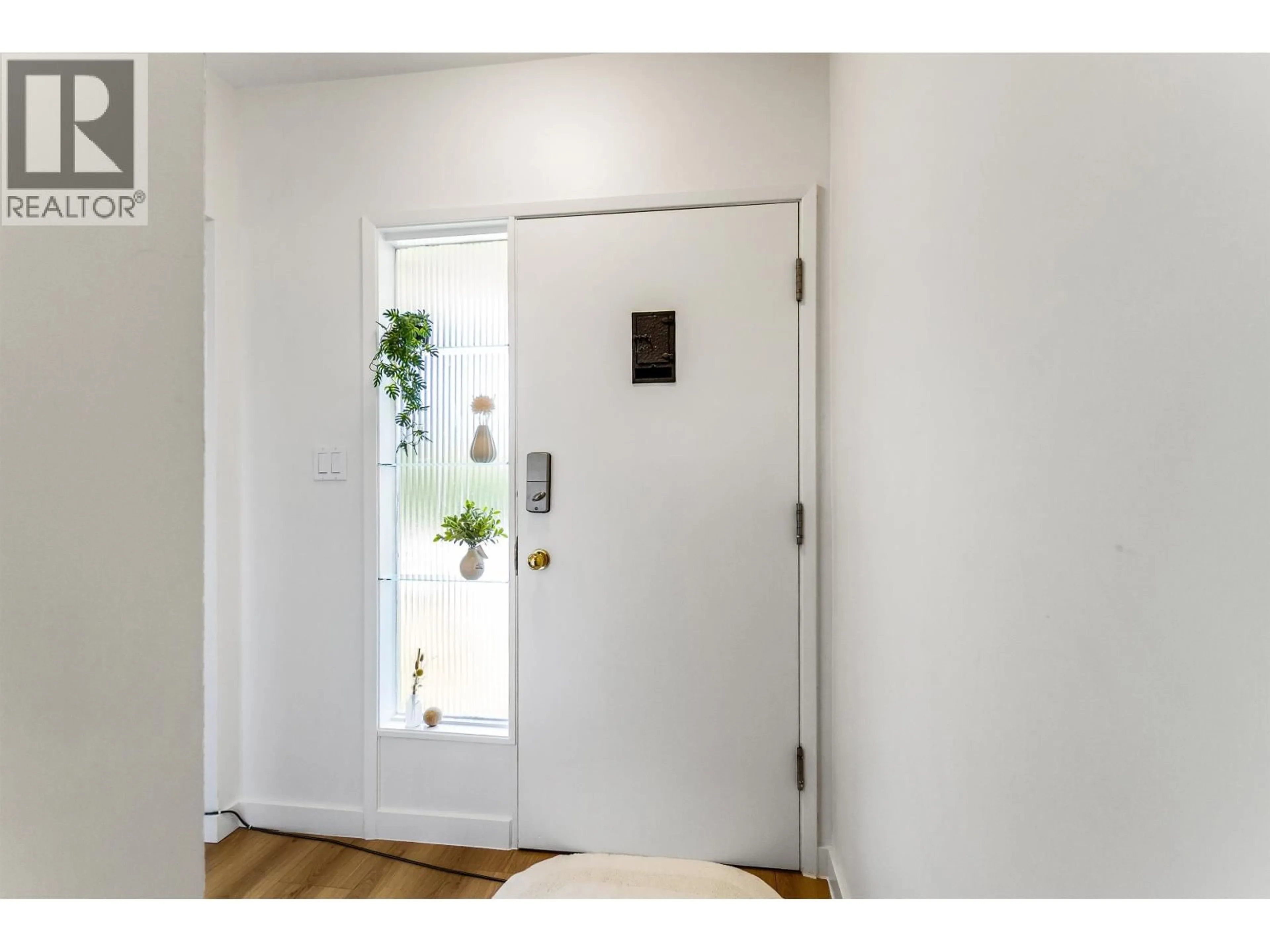 Indoor entryway for 9175 HOLMES STREET, Burnaby British Columbia V3N4C1