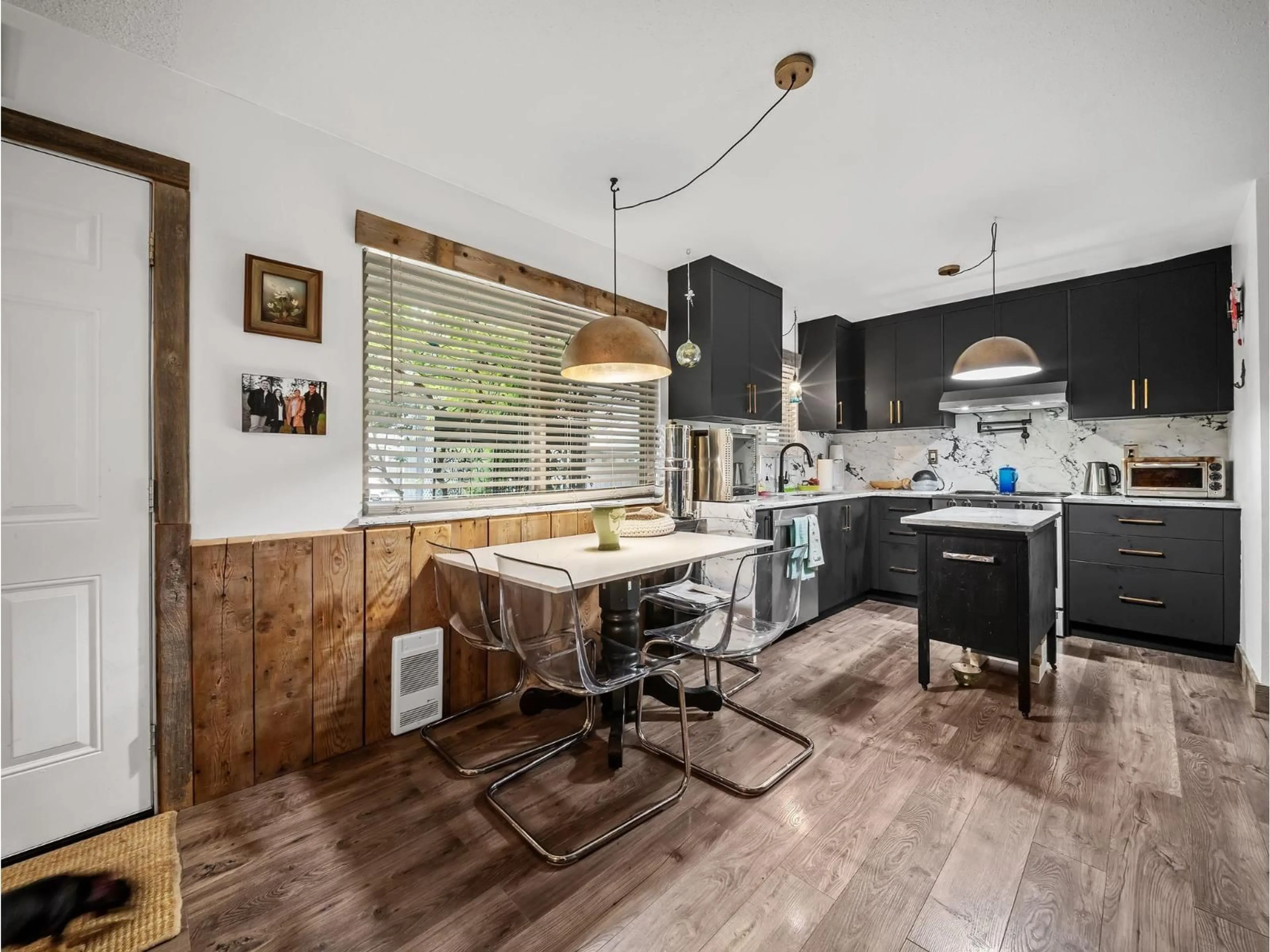Open concept kitchen, wood/laminate floor for 18 - 3075 TRETHEWEY STREET, Abbotsford British Columbia V2T3R4
