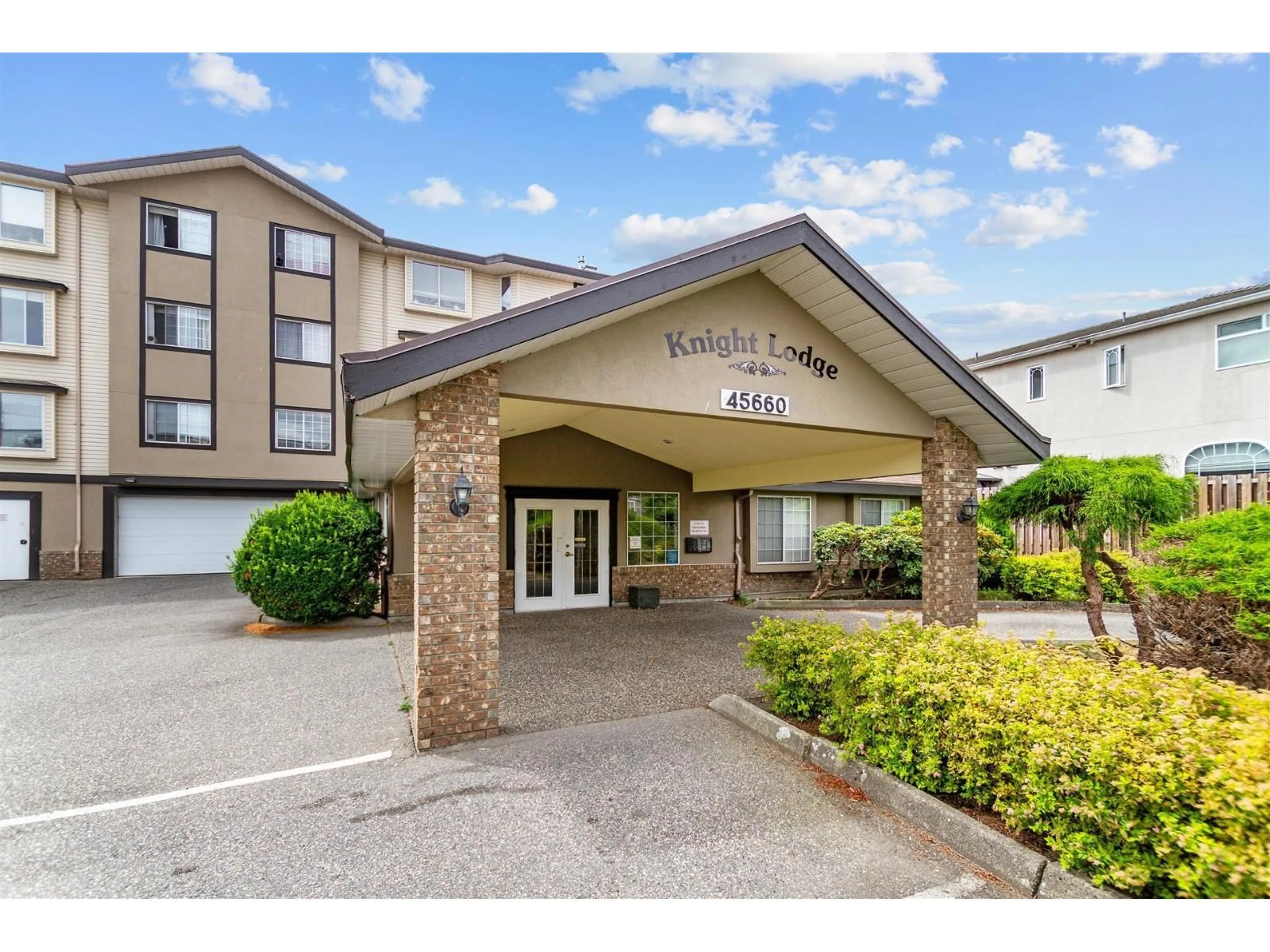 Indoor foyer for 103 - 45660 KNIGHT ROAD, Chilliwack British Columbia V2R2X4