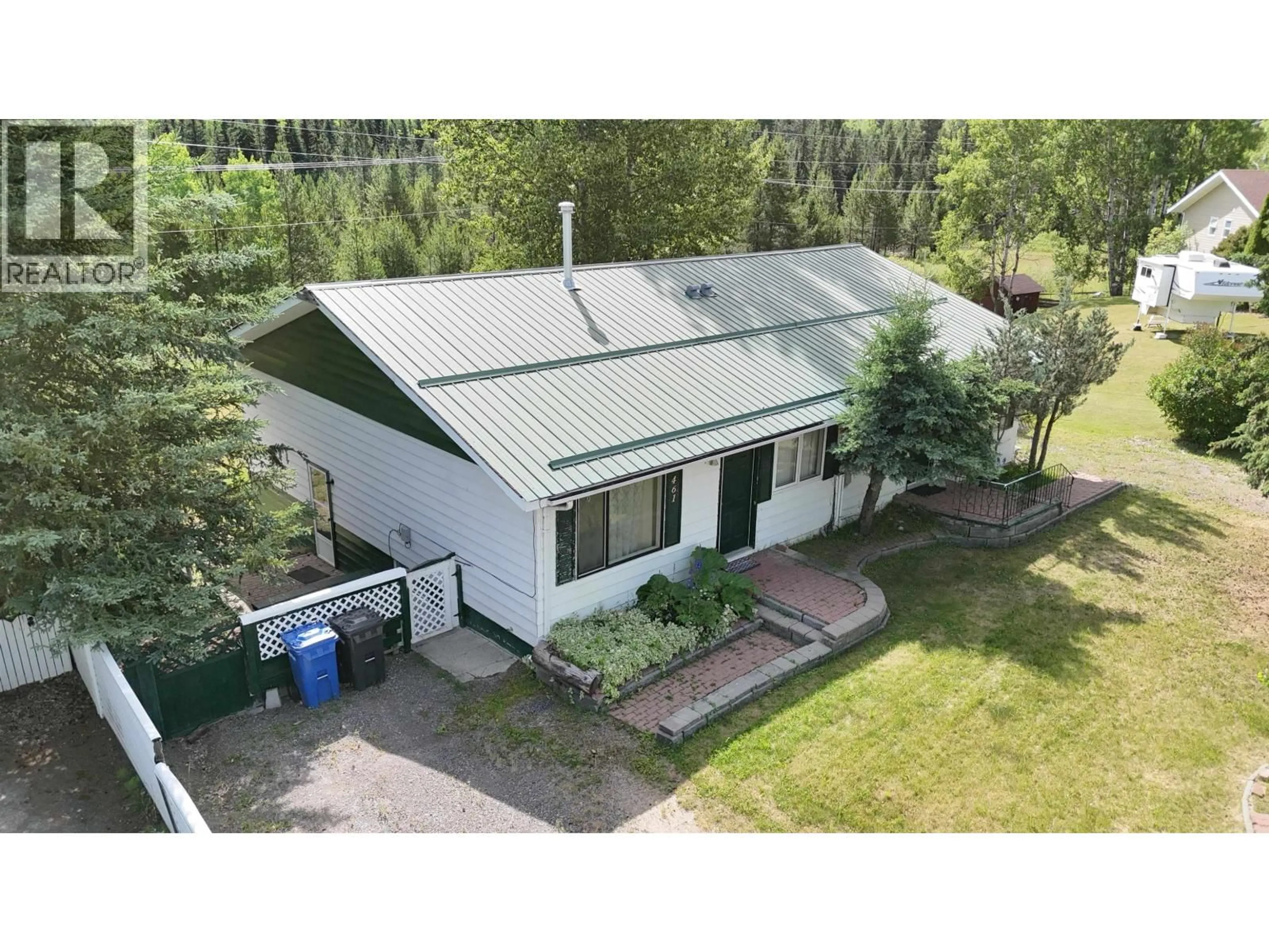 A pic from outside/outdoor area/front of a property/back of a property/a pic from drone, building for 461 EVERGREEN CRESCENT, 100 Mile House British Columbia V0K2E0