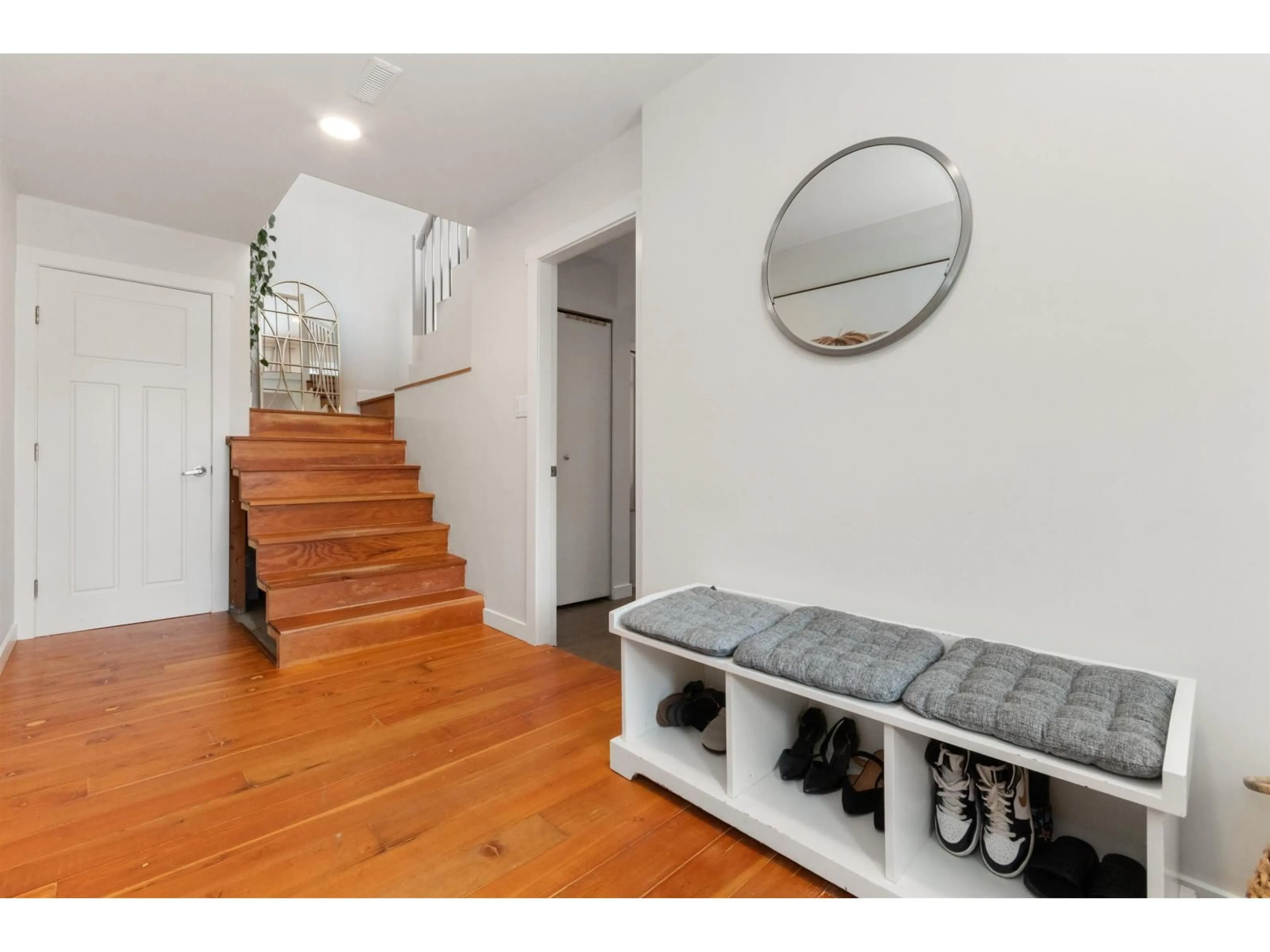 Indoor entryway for 33483 BLUEBERRY DRIVE, Mission British Columbia V2V6J1