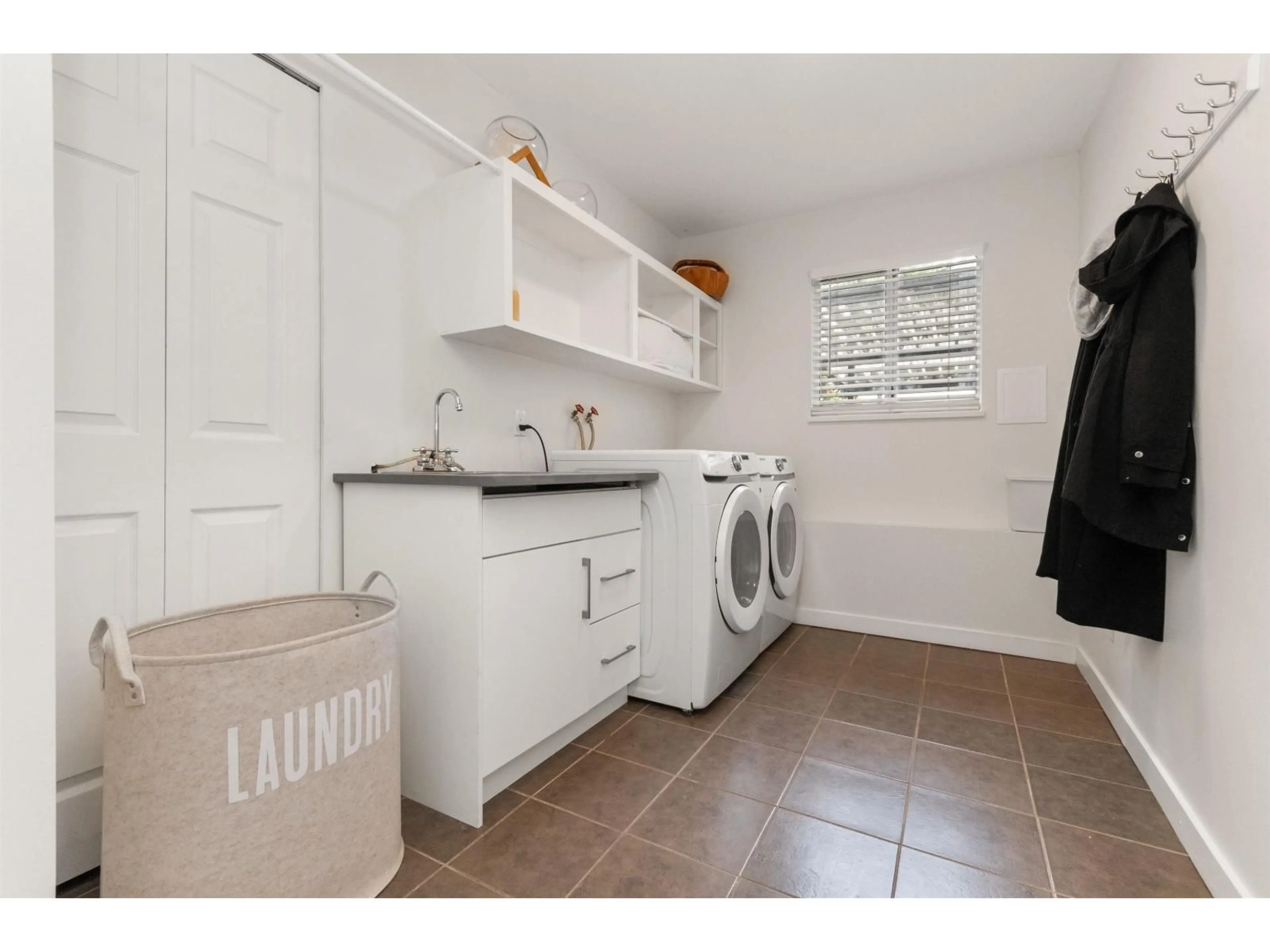 Laundry room for 33483 BLUEBERRY DRIVE, Mission British Columbia V2V6J1