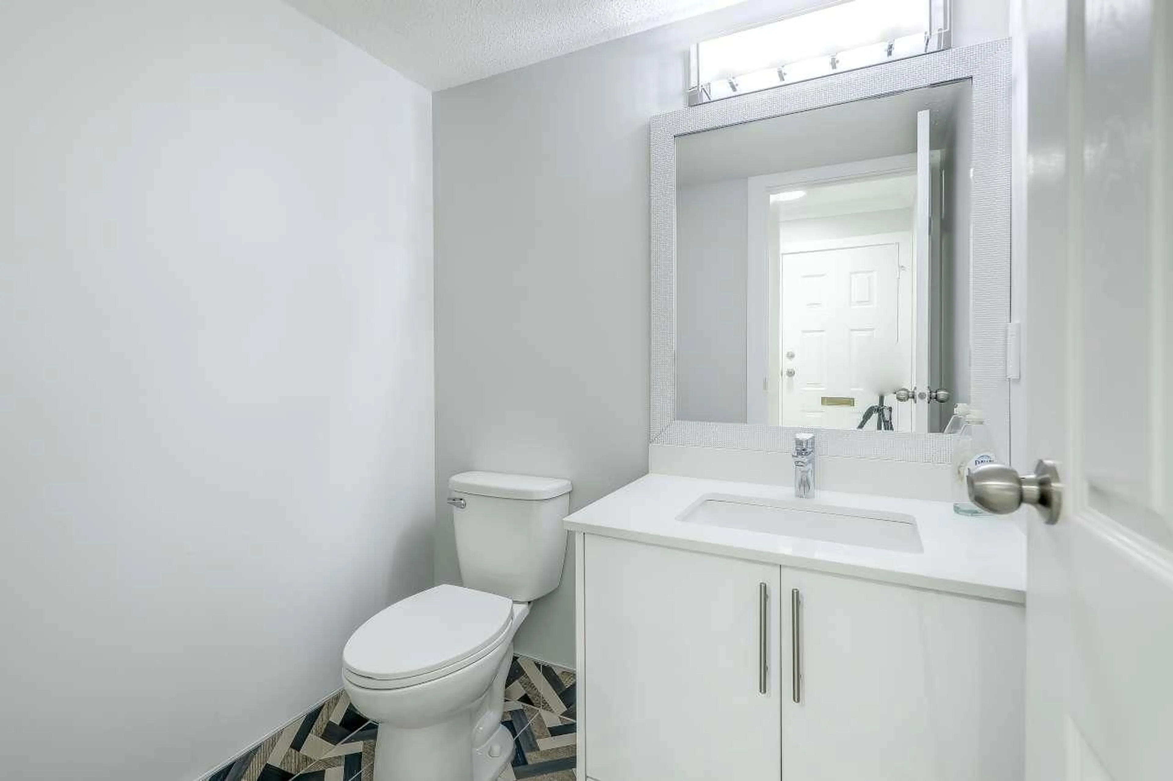 Standard bathroom, unknown for 87 - 3030 TRETHEWEY STREET, Abbotsford British Columbia V2T4N2