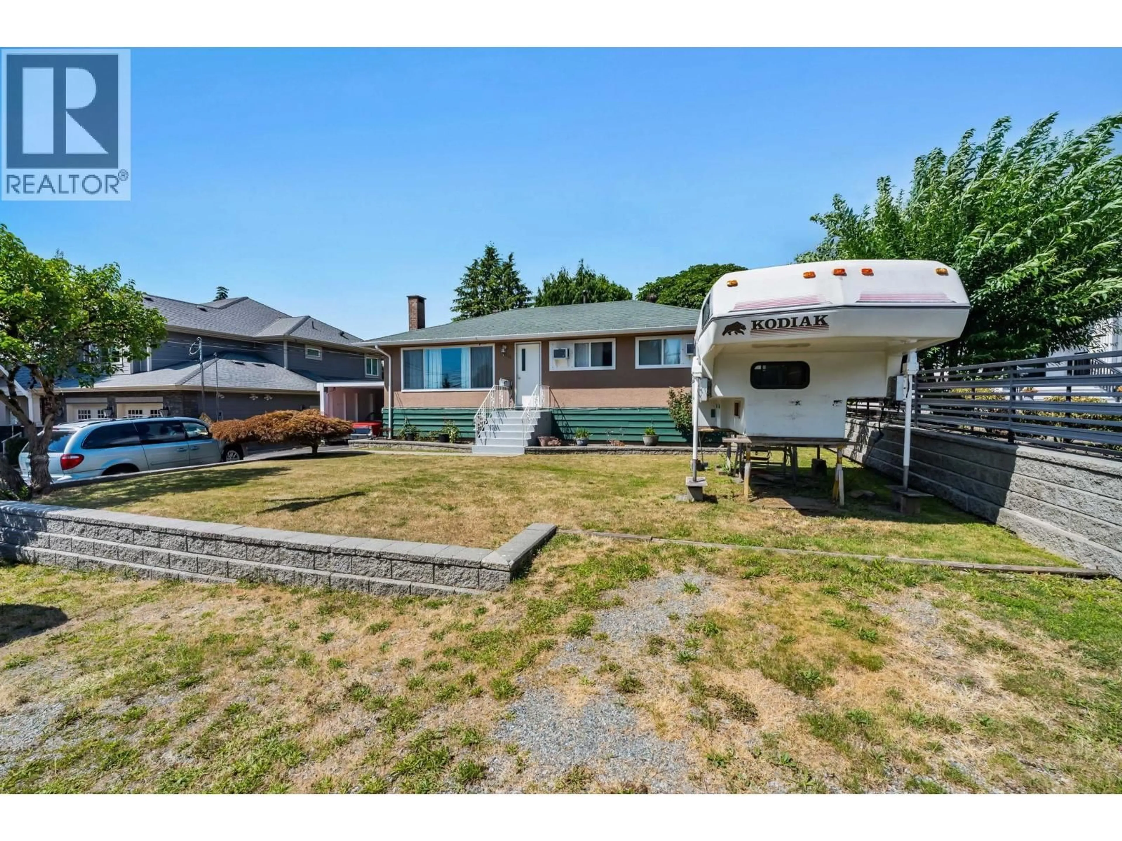 A pic from outside/outdoor area/front of a property/back of a property/a pic from drone, unknown for 2119 MONTEREY AVENUE, Coquitlam British Columbia V3K2M5