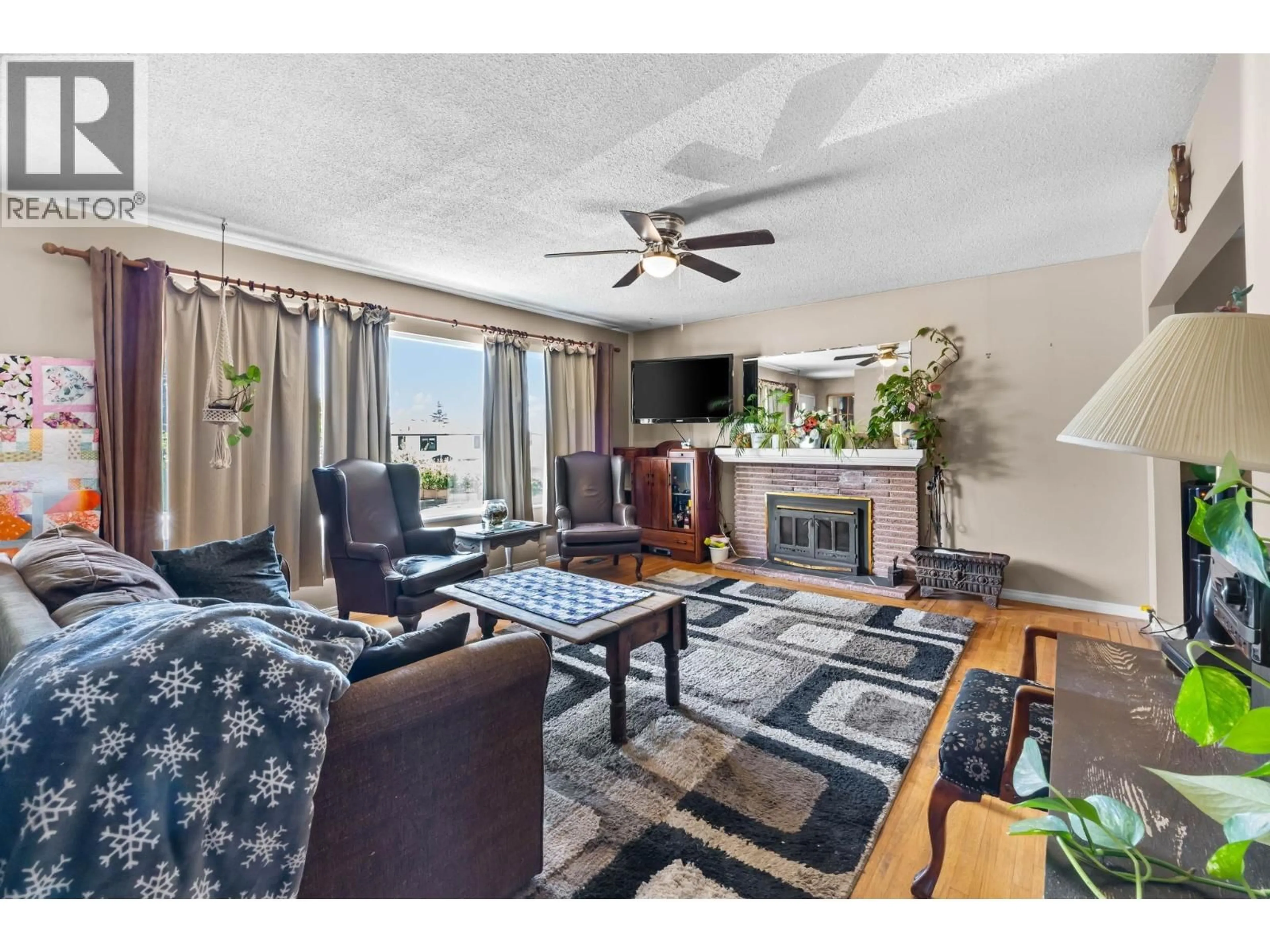 Living room with furniture, unknown for 2119 MONTEREY AVENUE, Coquitlam British Columbia V3K2M5