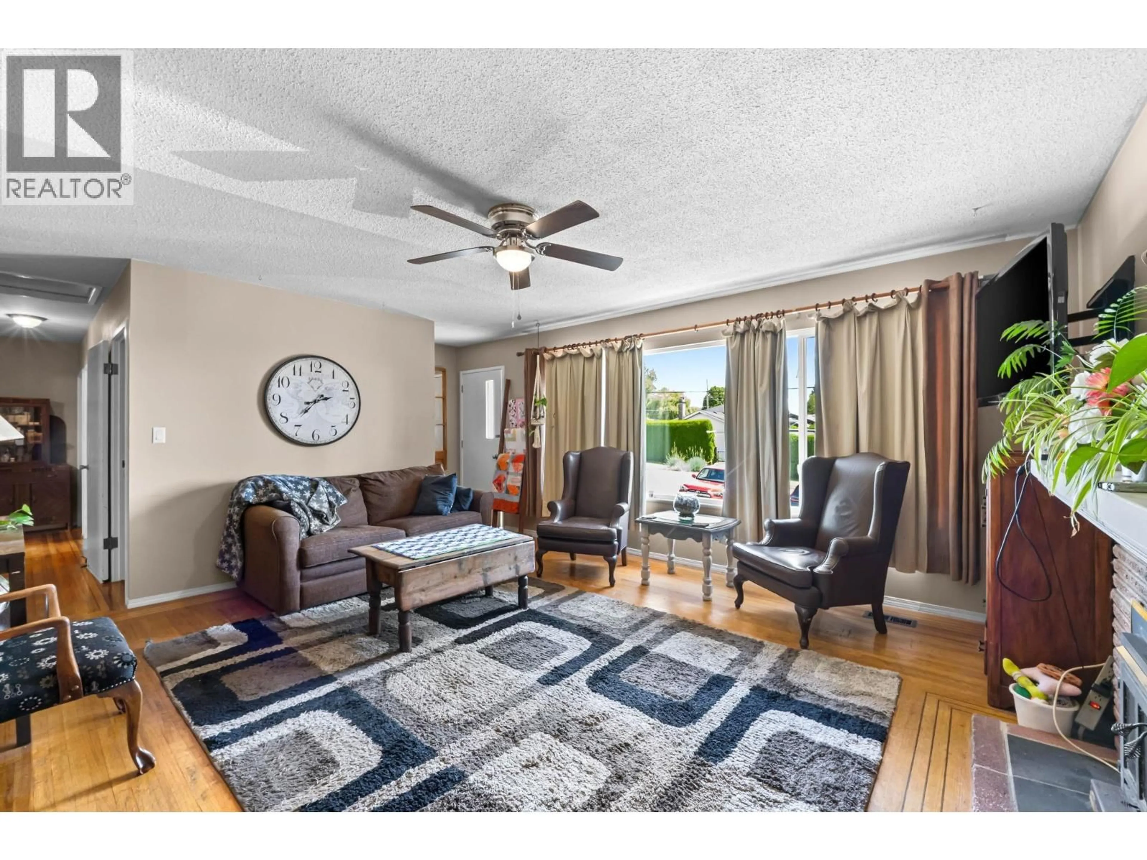 Living room with furniture, unknown for 2119 MONTEREY AVENUE, Coquitlam British Columbia V3K2M5