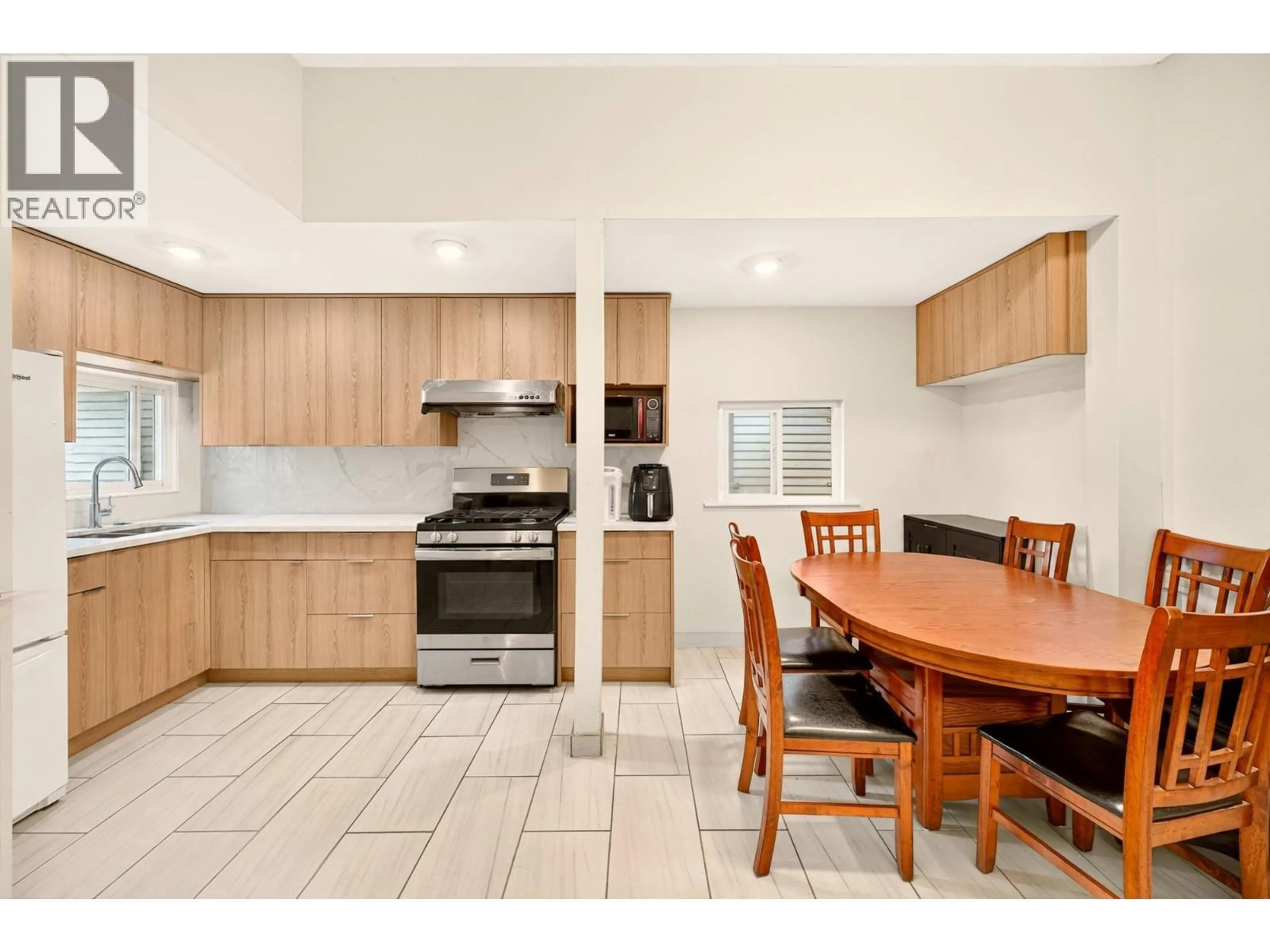 Standard kitchen, ceramic/tile floor for 777 PENDER STREET, Vancouver British Columbia V6A1V8