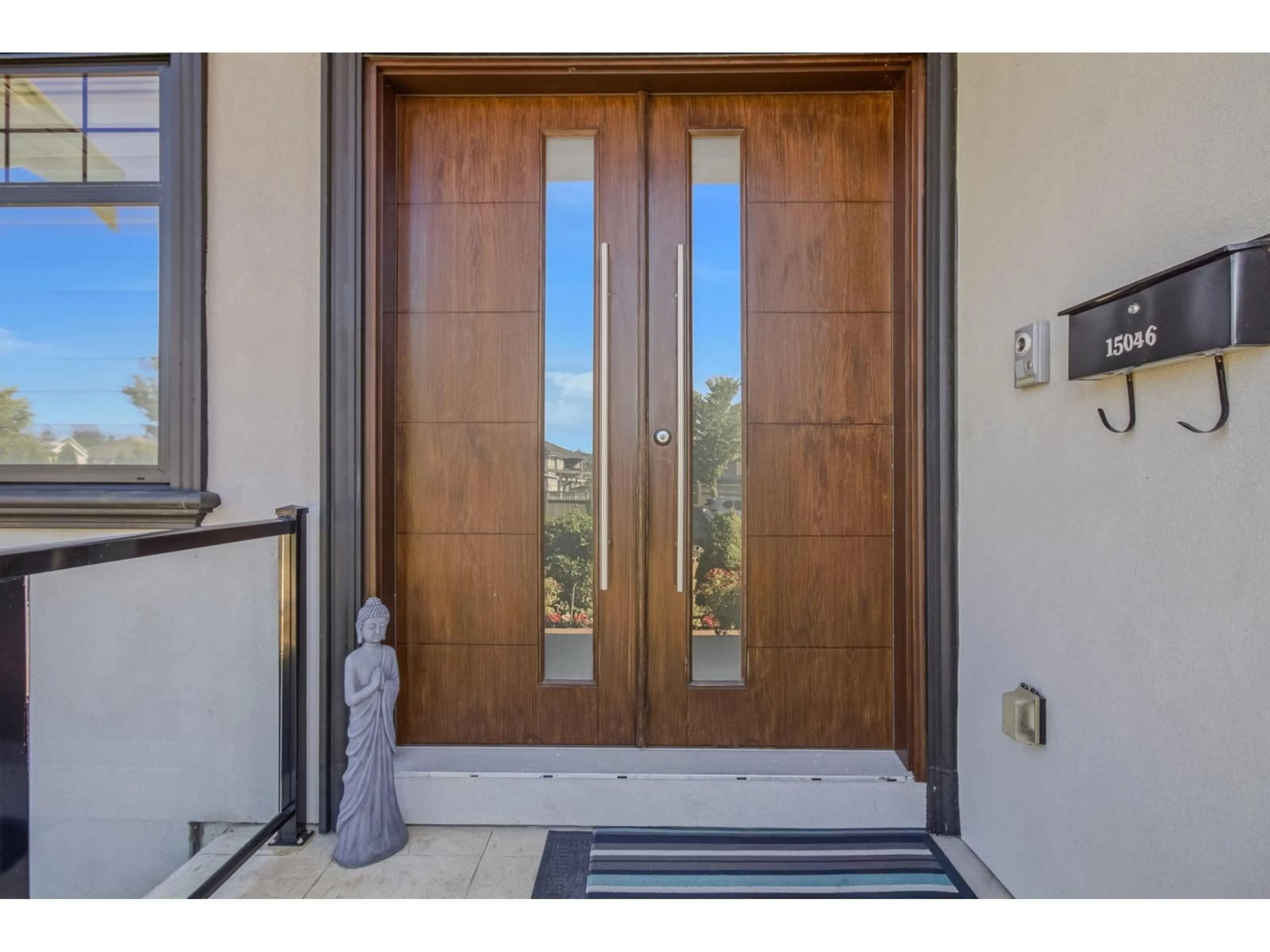 Indoor entryway for 15046 76A AVENUE, Surrey British Columbia V3S5P1