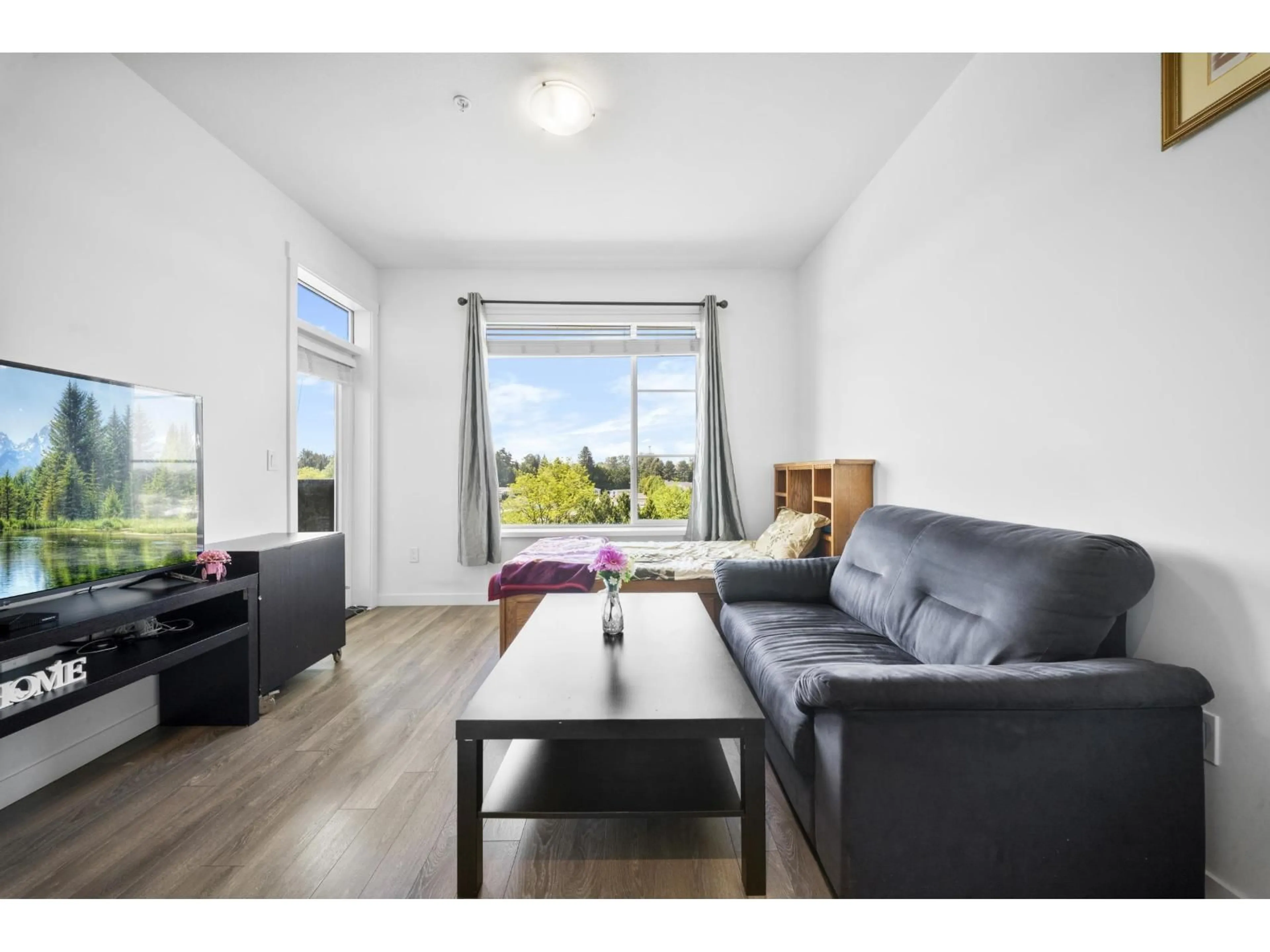 Living room with furniture, wood/laminate floor for 608 - 13623 81A AVENUE, Surrey British Columbia V3W3N7