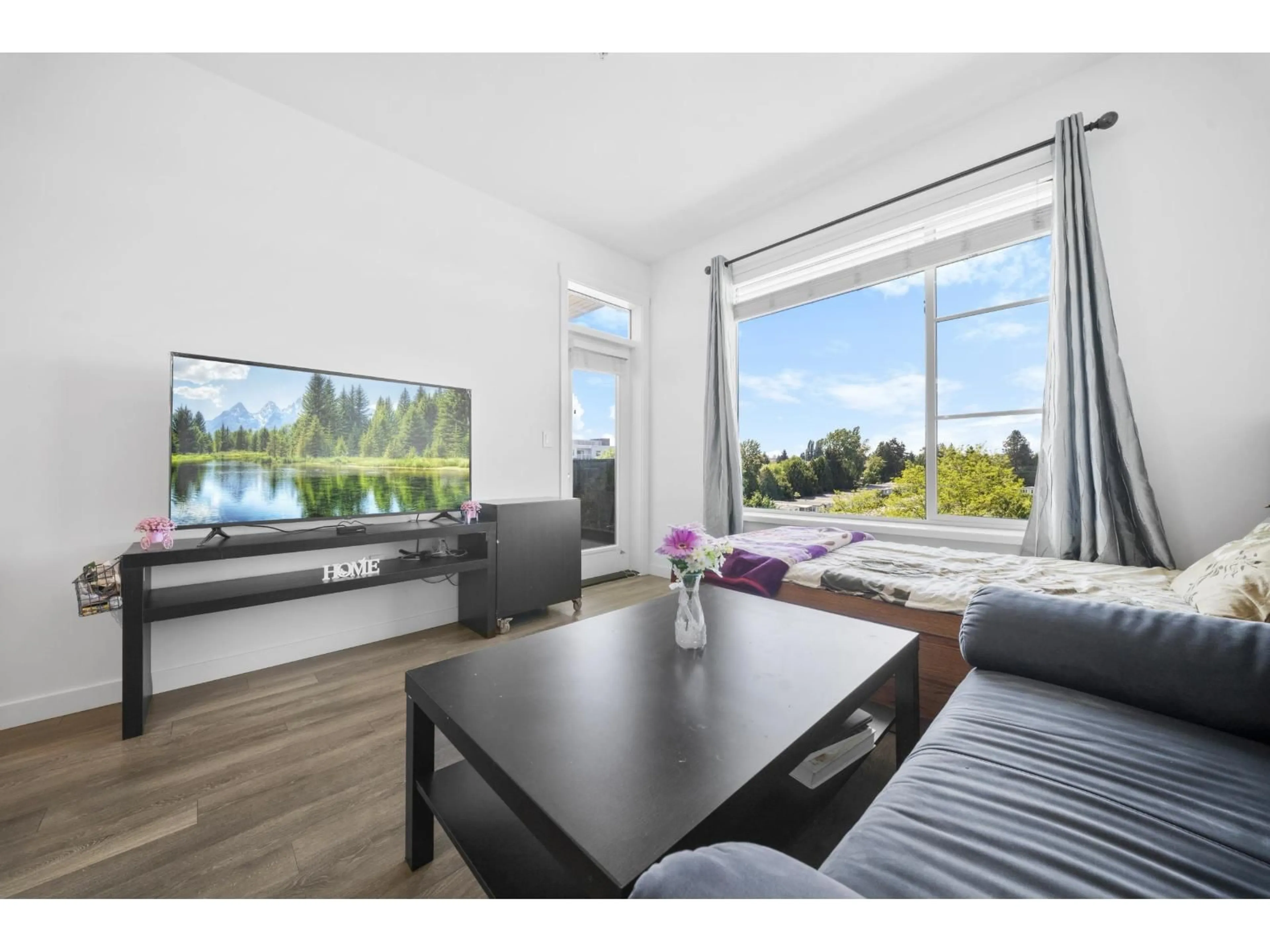 Living room with furniture, wood/laminate floor for 608 - 13623 81A AVENUE, Surrey British Columbia V3W3N7