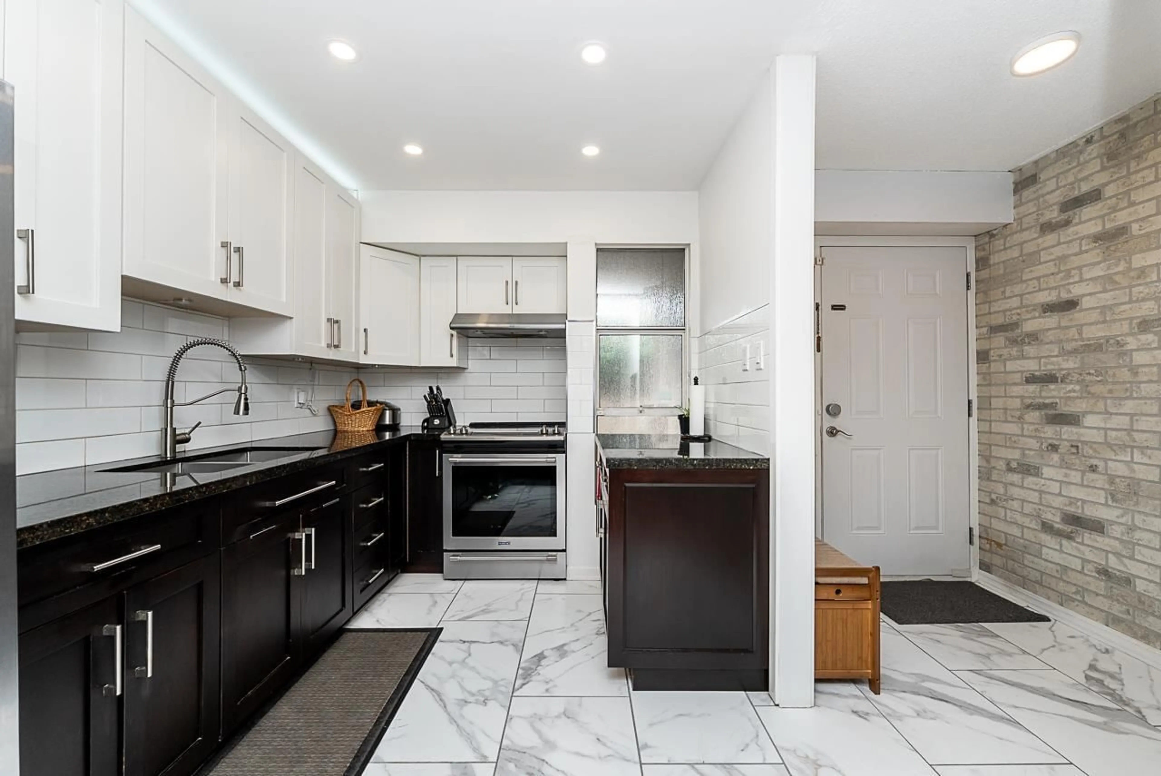 Open concept kitchen, ceramic/tile floor for 35 - 13795 102 AVENUE, Surrey British Columbia V3T1N9