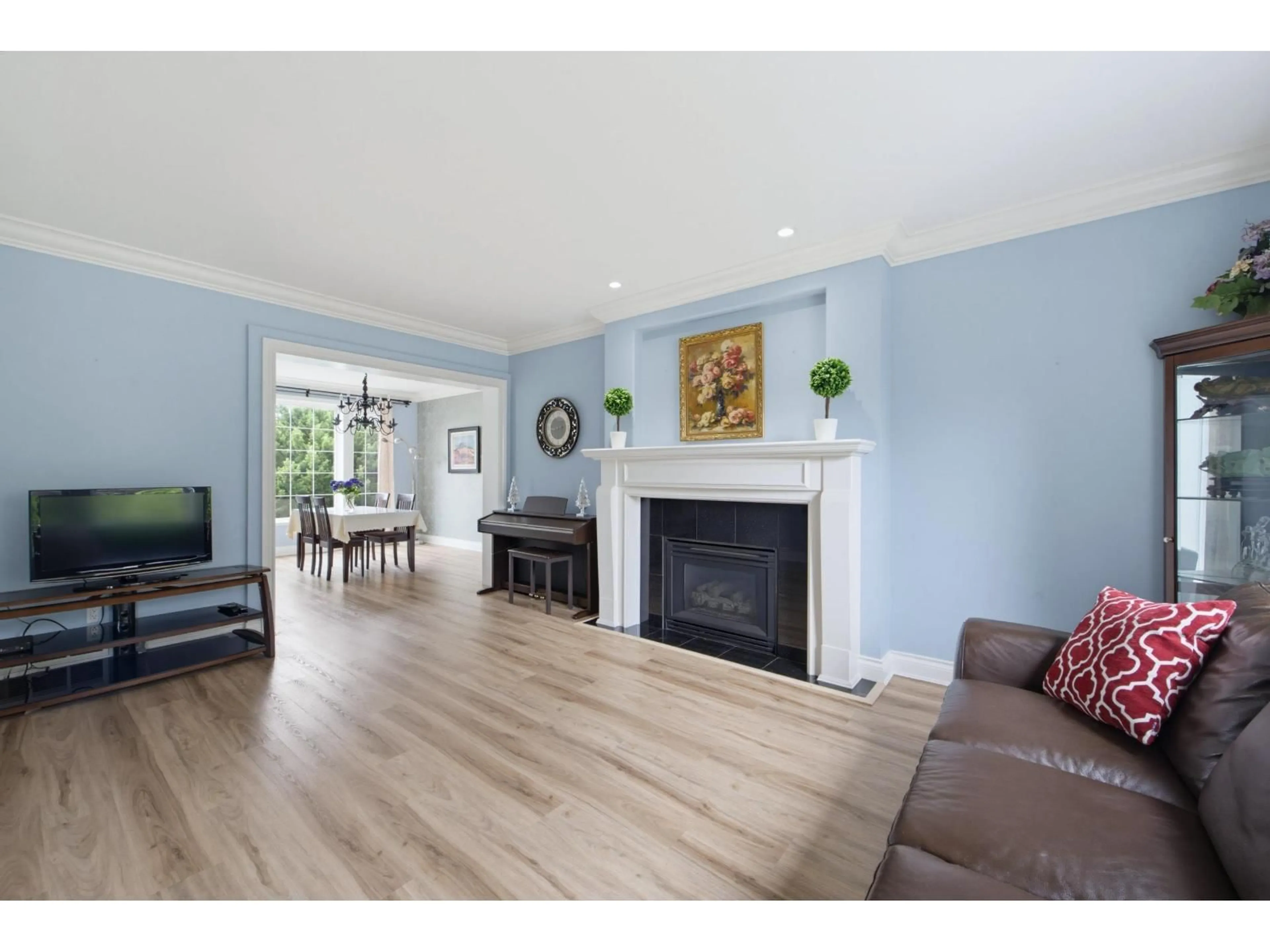 Living room with furniture, wood/laminate floor for 35898 STONECROFT PLACE, Abbotsford British Columbia V3G1K8