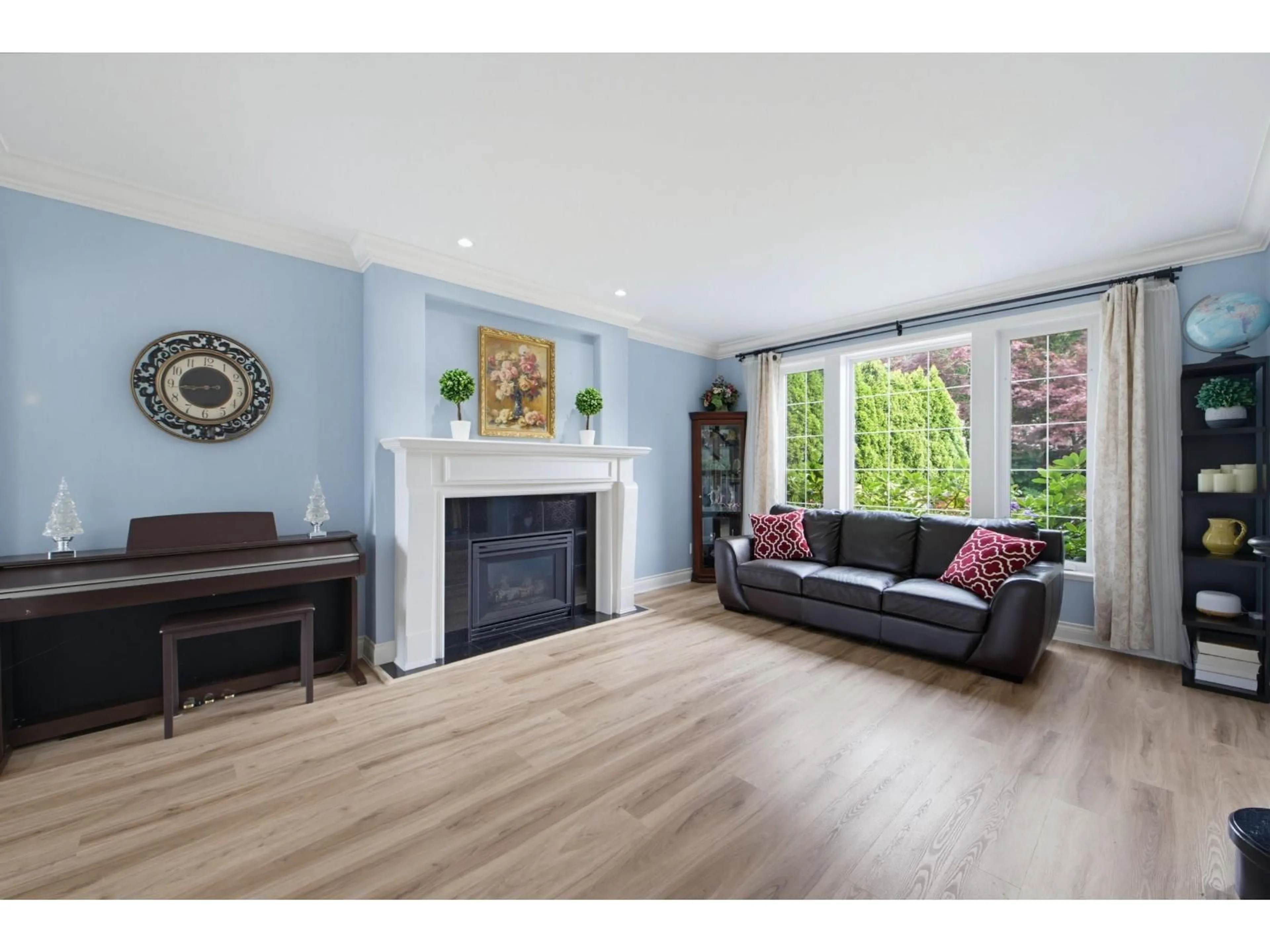 Living room with furniture, wood/laminate floor for 35898 STONECROFT PLACE, Abbotsford British Columbia V3G1K8