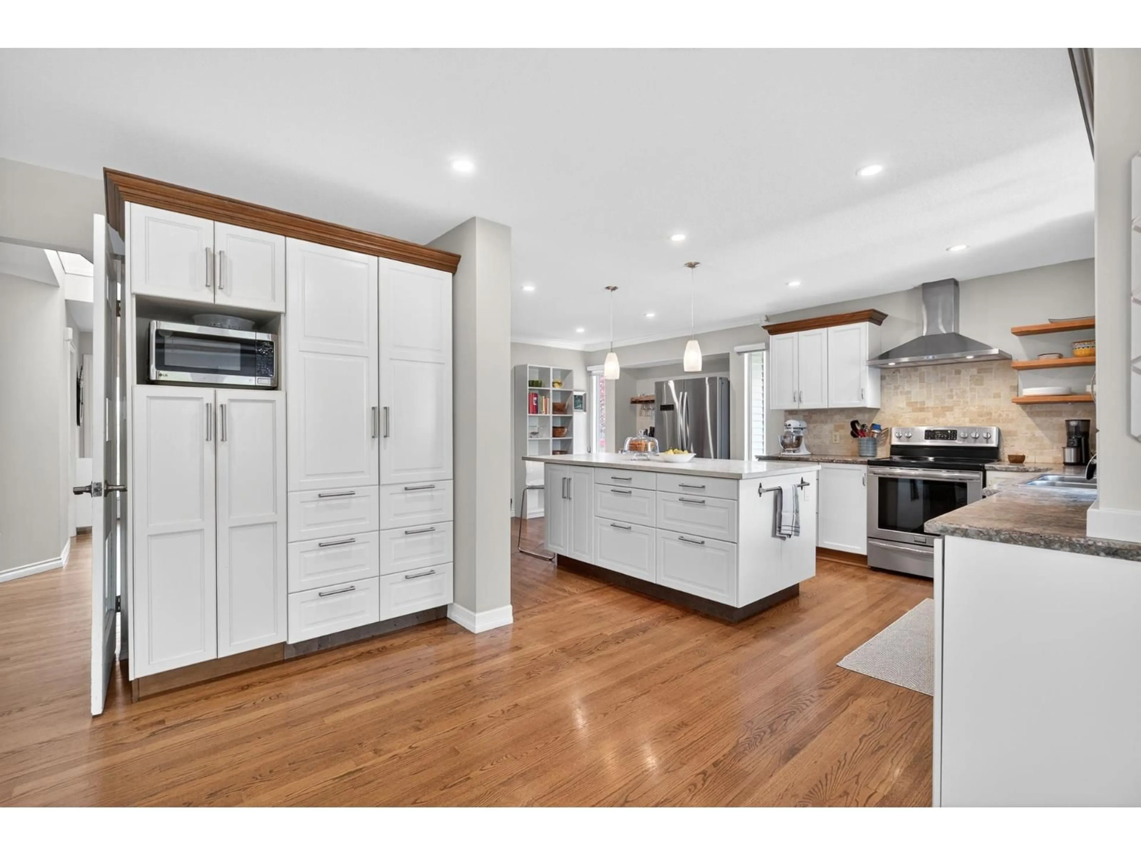 Open concept kitchen, unknown for 34947 OAKHILL DRIVE, Abbotsford British Columbia V2S7R3