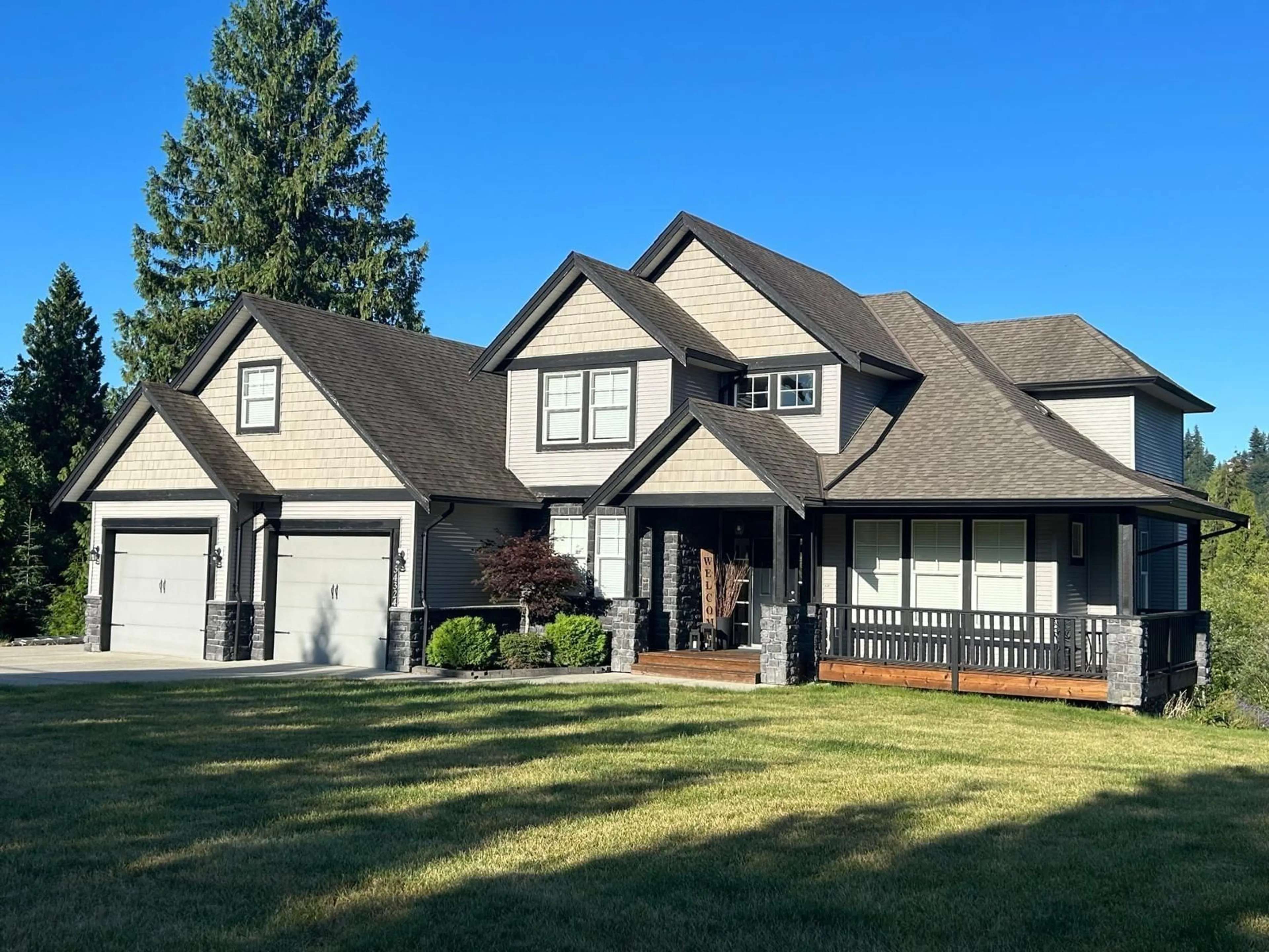 Home with vinyl exterior material, street for 34324 WHITE AVENUE, Mission British Columbia V2V0B4