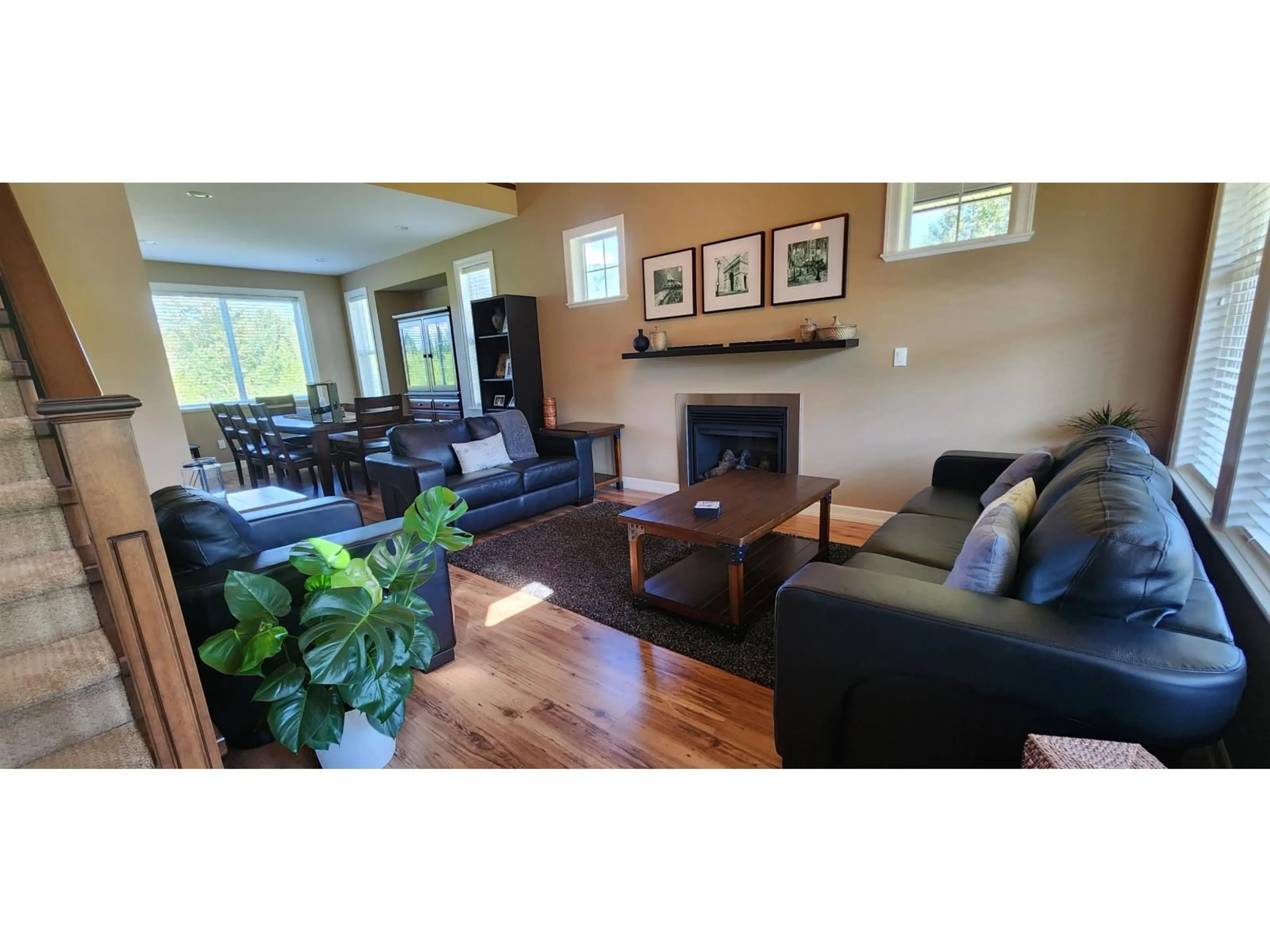 Living room with furniture, wood/laminate floor for 34324 WHITE AVENUE, Mission British Columbia V2V0B4
