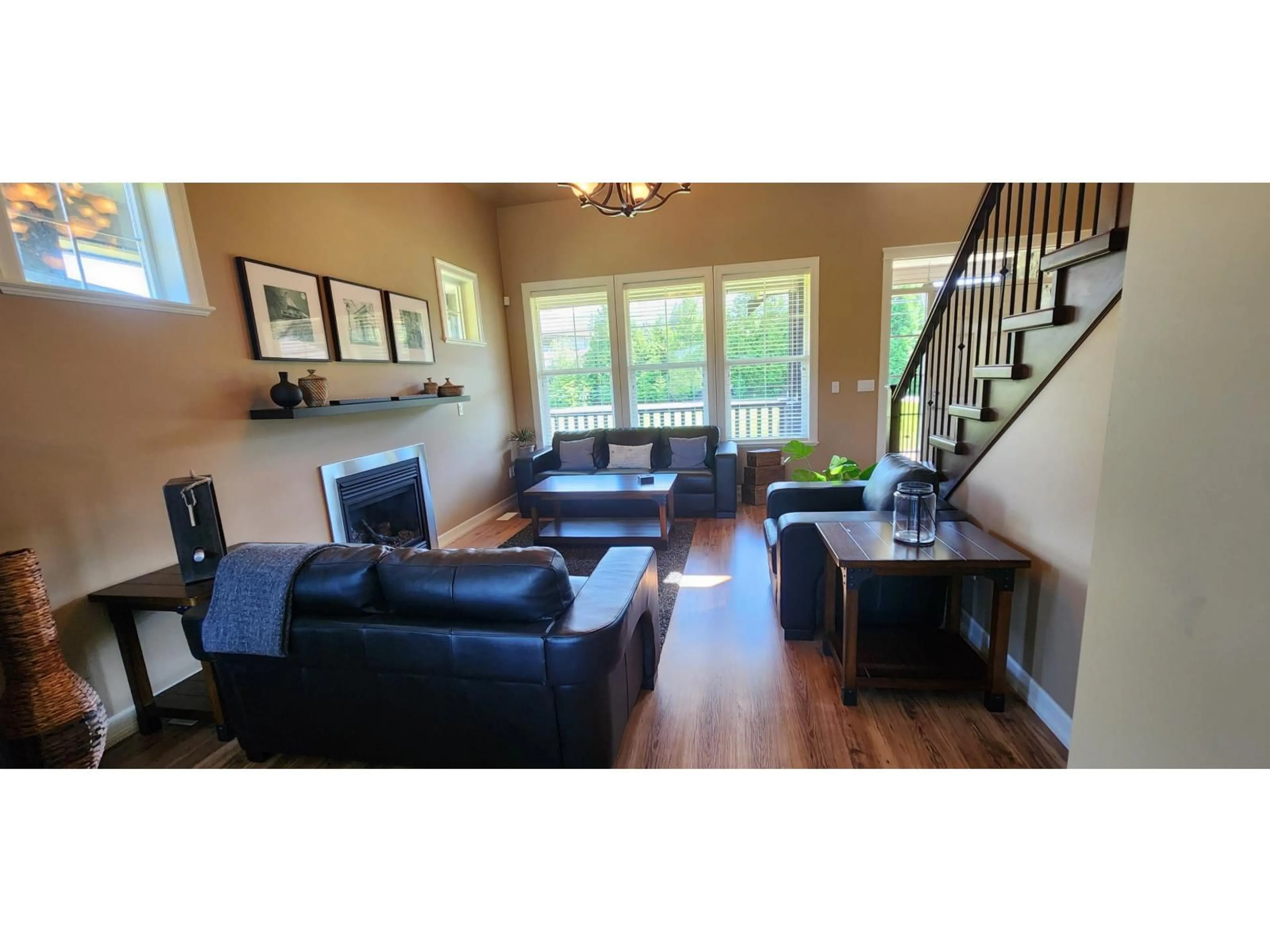Living room with furniture, wood/laminate floor for 34324 WHITE AVENUE, Mission British Columbia V2V0B4
