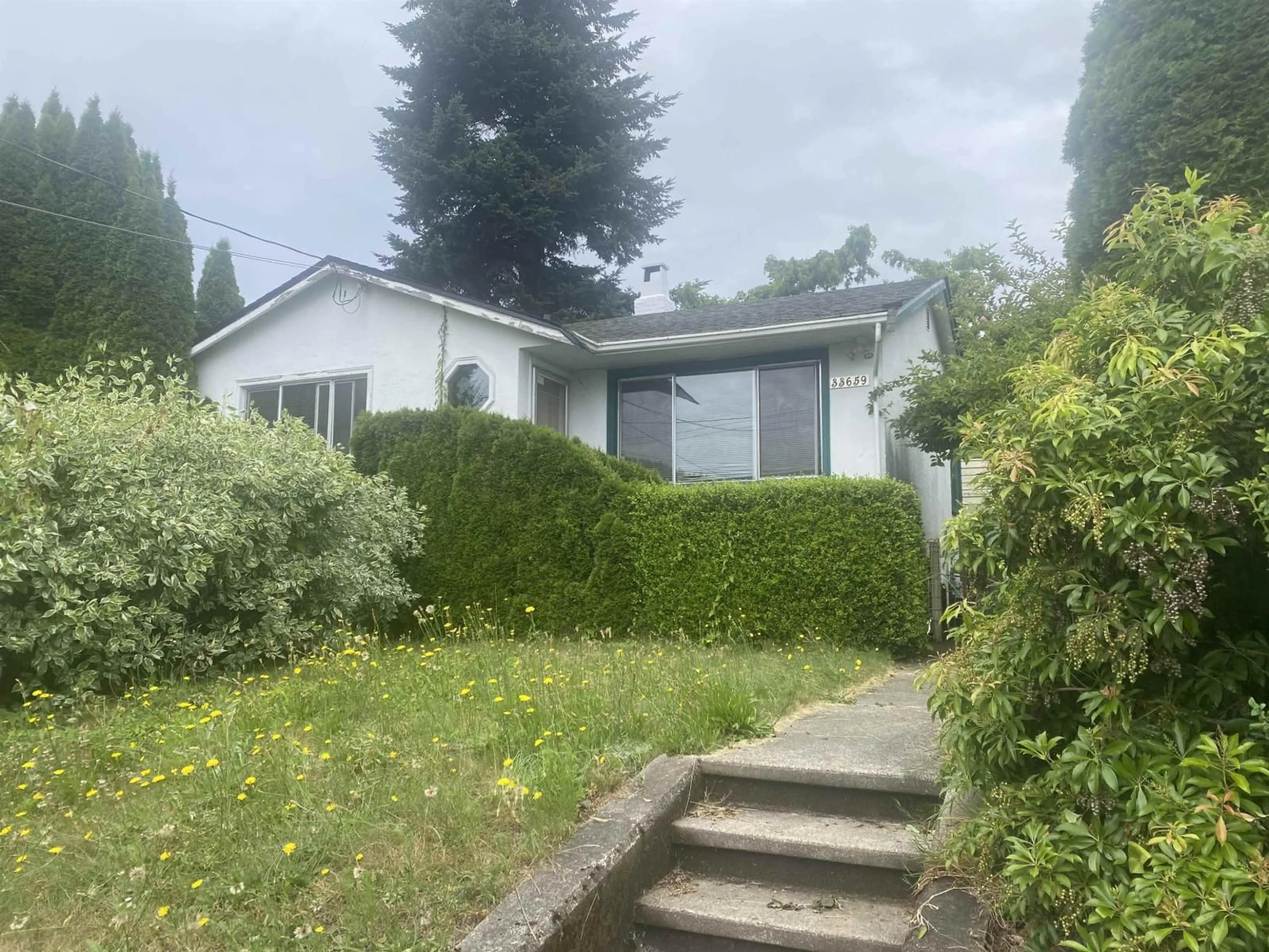 A pic from outside/outdoor area/front of a property/back of a property/a pic from drone, street for 33659 5TH AVENUE, Mission British Columbia V2V1X1